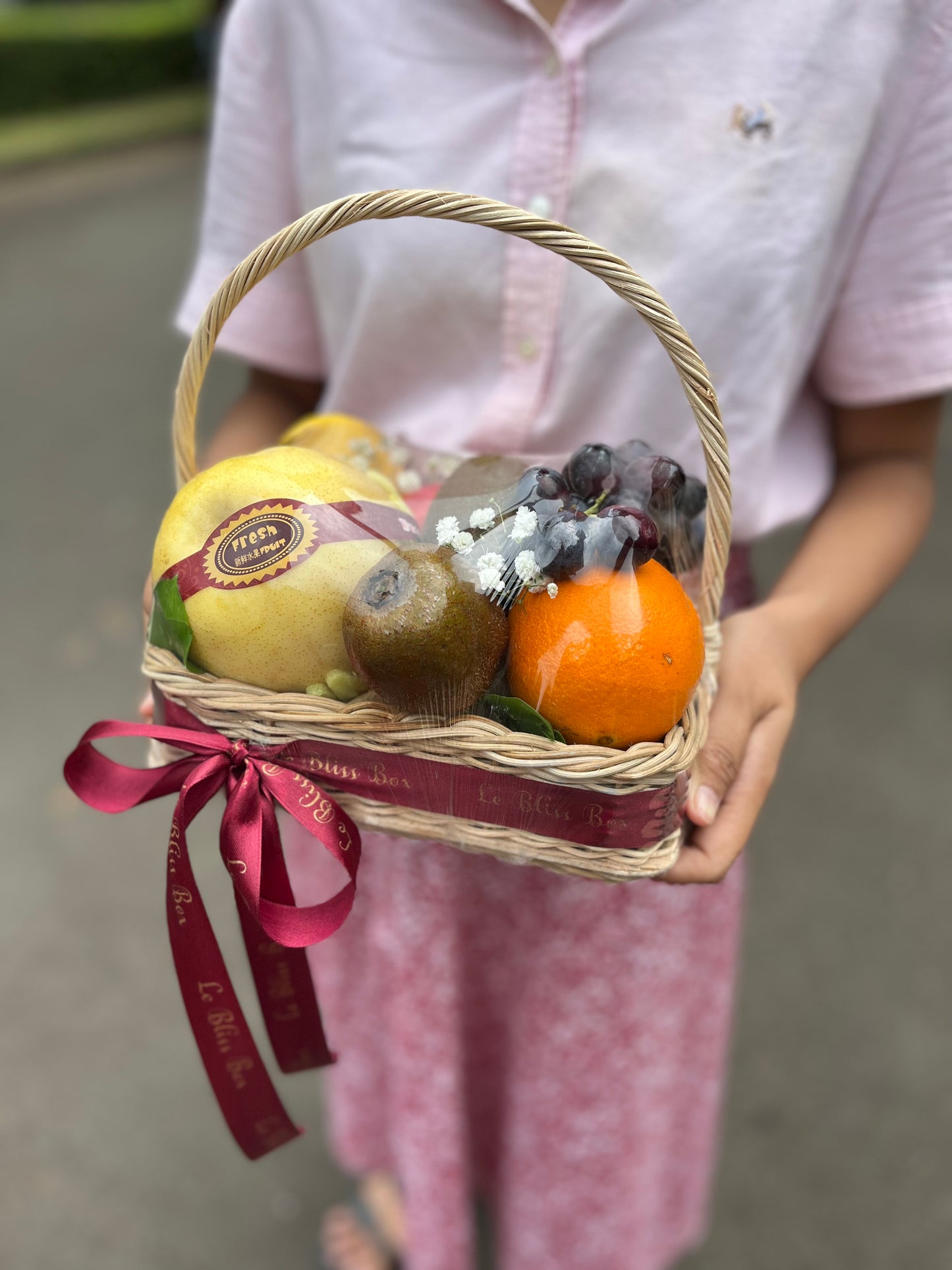 Parcel buah impor dalam keranjang persegi kecil, pengiriman cepat ke Jakarta, Bintaro, Cirebon, Tangerang.
