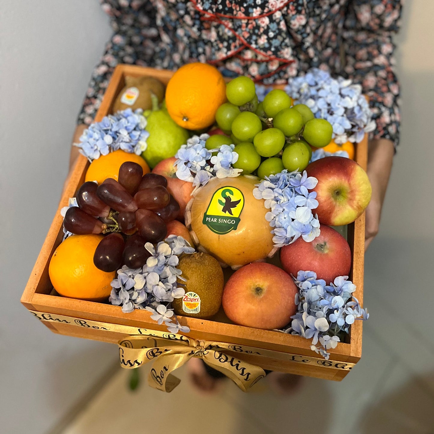 Hydrangea Wooden Fruit Box – Parcel Buah dengan Bunga Hydrangea dan Kotak Kayu Premium untuk Jakarta, Surabaya, Tangerang, dan Cirebon
