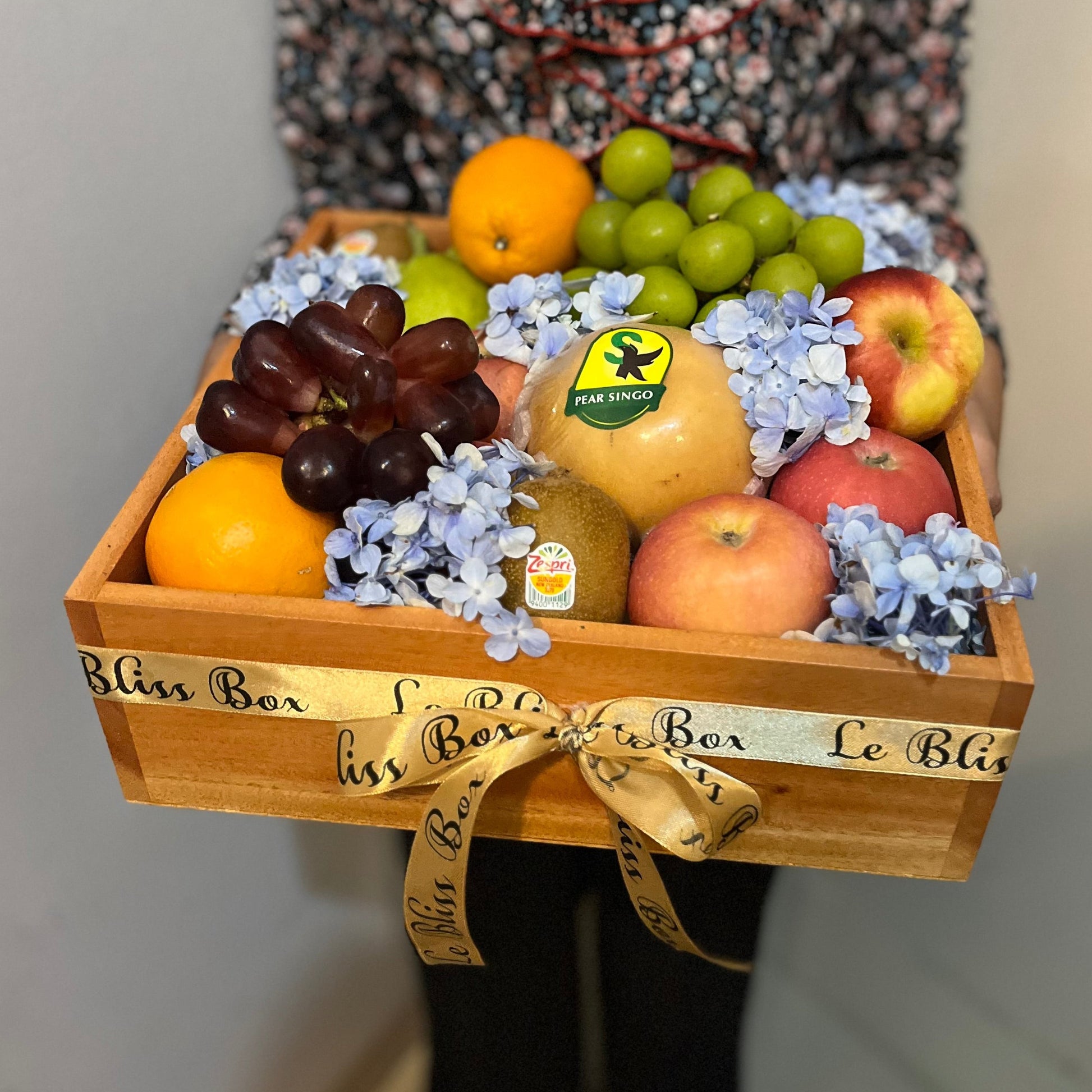 Fruit Hamper Buah dengan Bunga Hydrangea dan Kotak Kayu Premium untuk Jakarta, Surabaya, Tangerang, dan Cirebon
