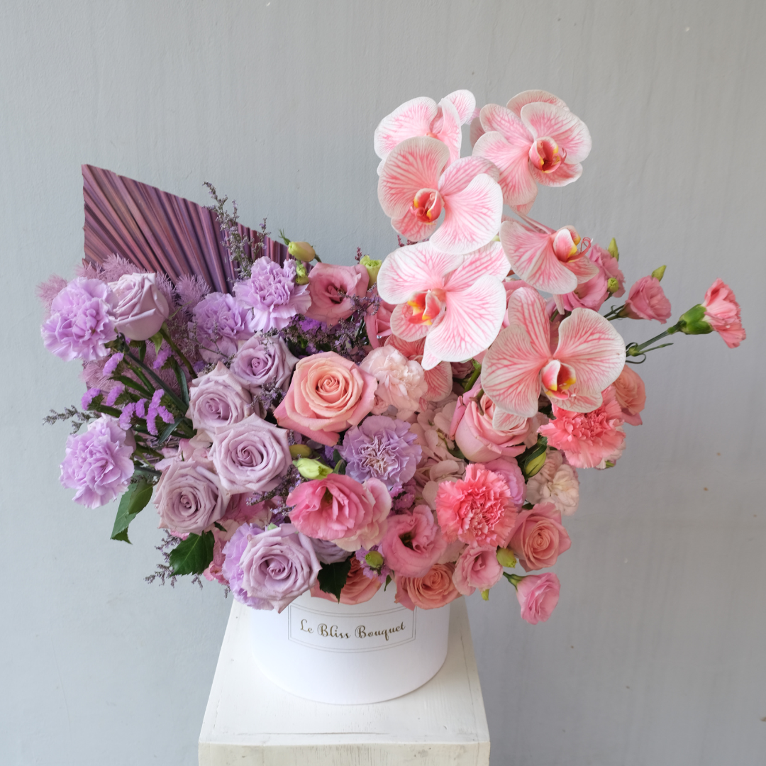Anggrek Lilac Hermosa dalam Grand Bloombox, pengiriman cepat ke Jakarta, Tangerang, Cirebon, dan Bintaro oleh Le Bliss Bouquet. 