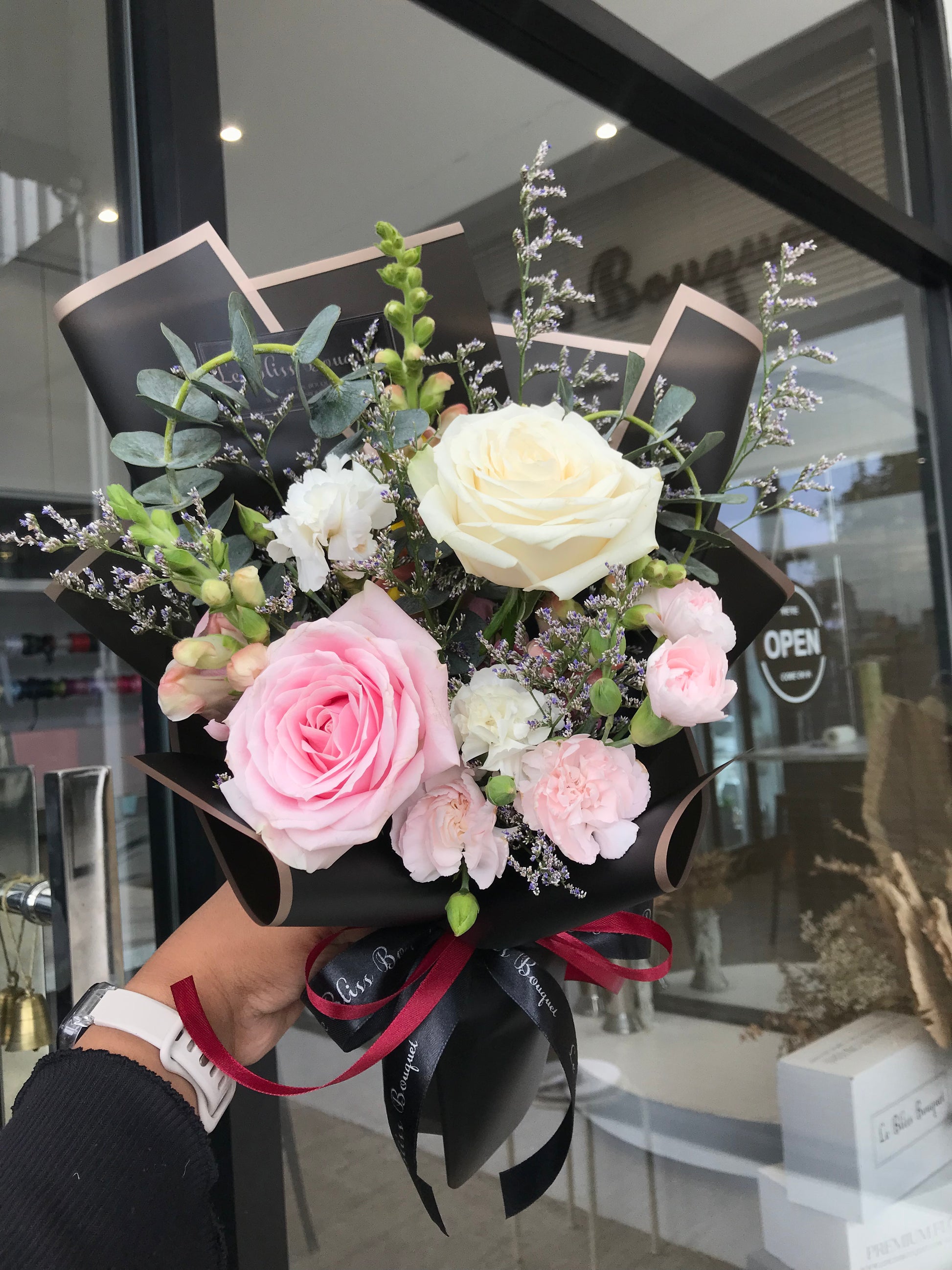 Blackpink small bouquet with roses and carnation by Le Bliss bouquet. florist surabaya, bouquet surabaya, buket bunga surabaya