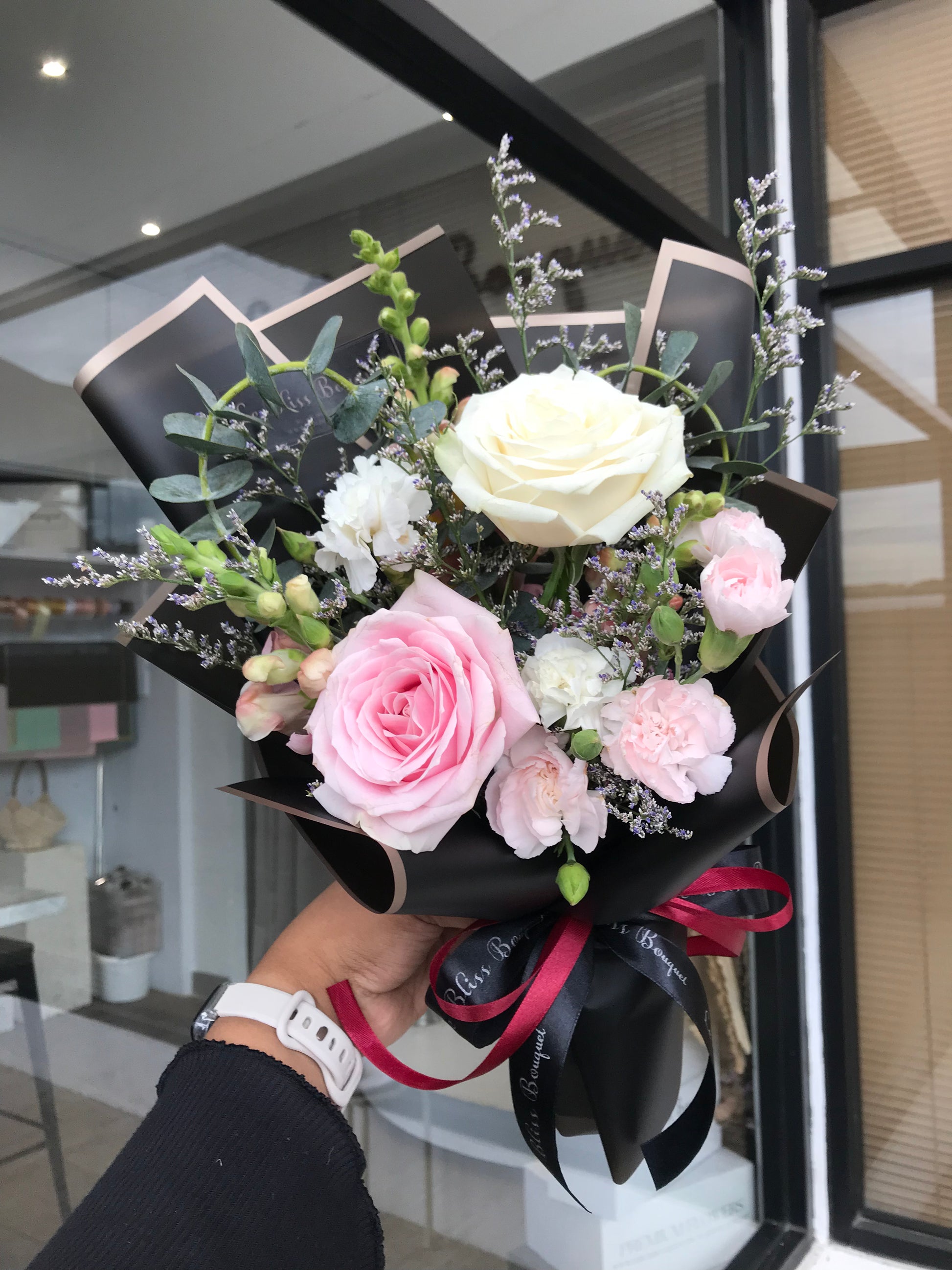 Blackpink small bouquet with roses and carnation by Le Bliss bouquet. florist surabaya, bouquet surabaya, buket bunga surabaya, flower delivery surabaya