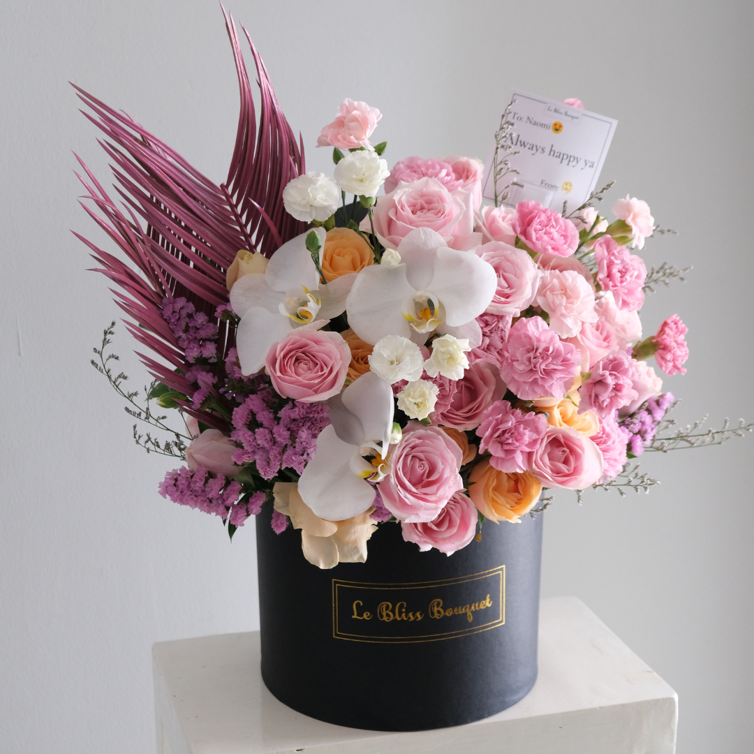 Rangkaian anggrek pink dan peach mewah dalam Grand Bloombox dari Le Bliss Bouquet, pengiriman ke Jabodetabek, Cirebon, dan Surabaya.