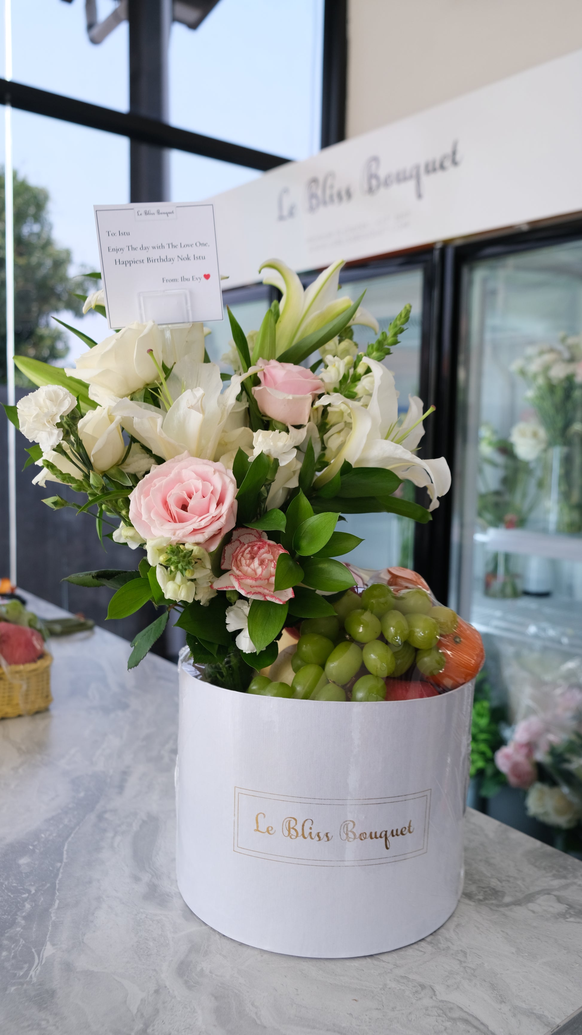 Blooming Fruit Bloombox with Vase dari Le Bliss Bouquet - kombinasi elegan bunga segar dan buah premium dalam vas cantik untuk hadiah istimewa. - parcel buah Indonesia tangerang. parcel buah surabaya