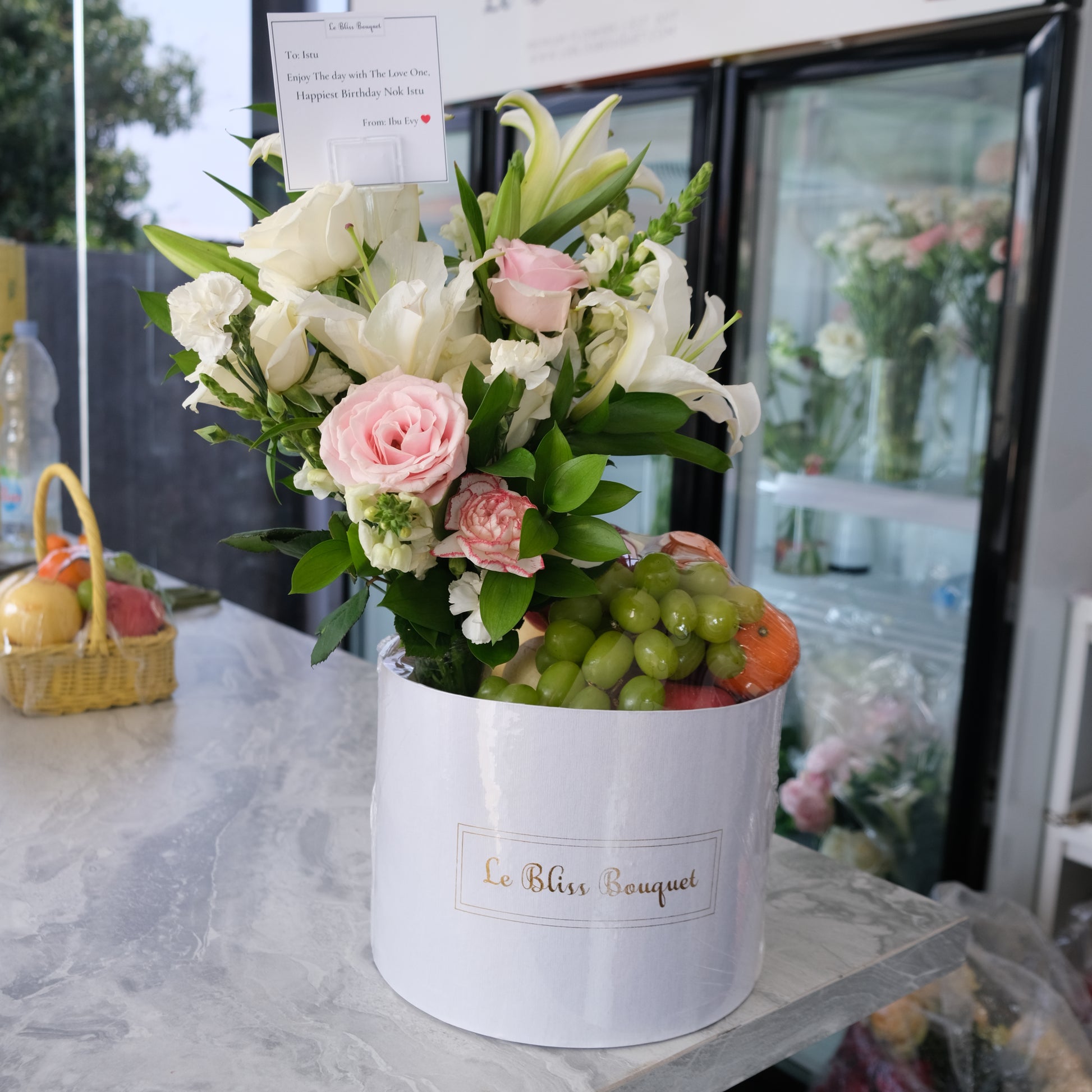 Blooming Fruit Bloombox with Vase dari Le Bliss Bouquet - kombinasi elegan bunga segar dan buah premium dalam vas cantik untuk hadiah istimewa. - parcel buah Jakarta. parcel buah surabaya, fruit hamper surabaya