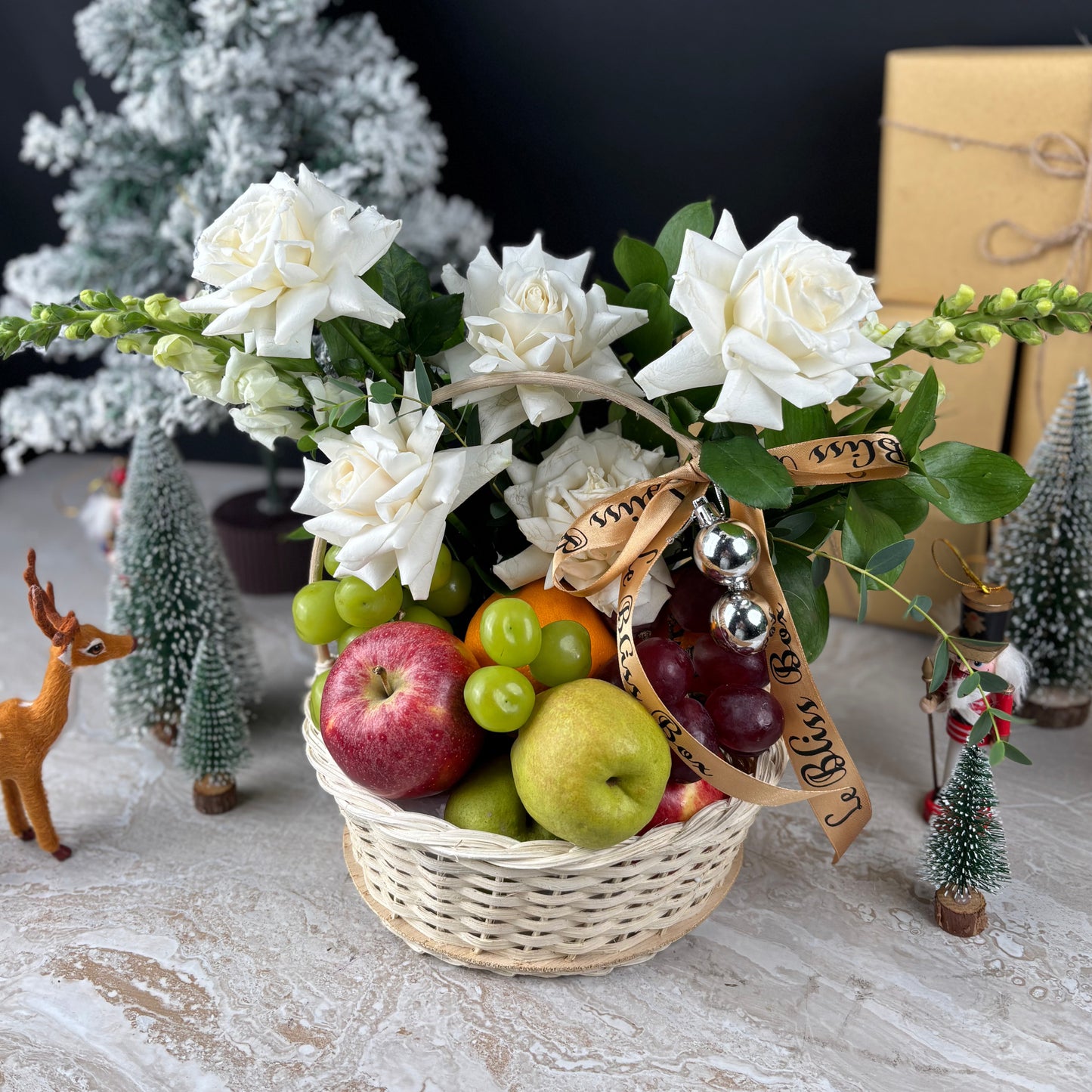 Blooming Winter Sonata Fruit Basket dari Le Bliss Box. Christmas fruit hamper mewah dengan buah premium & dekorasi festive. Pengiriman Surabaya, Jakarta & Cirebon.