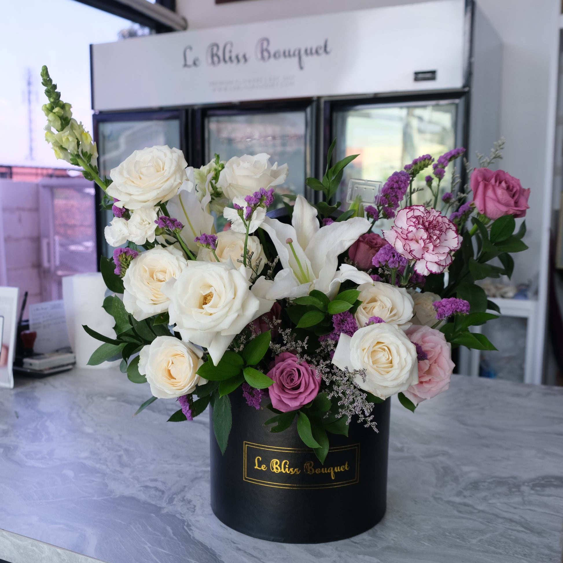Blooming bloombox in purple and white roses by Le Bliss Bouquet. fresh flower delivery, florist surabaya, Toko Bunga surabaya, bunga meja surabaya.