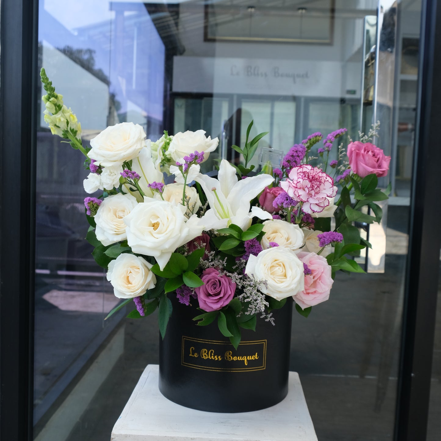 Blooming bloombox in purple and white roses, fresh flower delivery by Le Bliss Bouquet. florist surabaya, Toko Bunga surabaya, bunga meja surabaya
