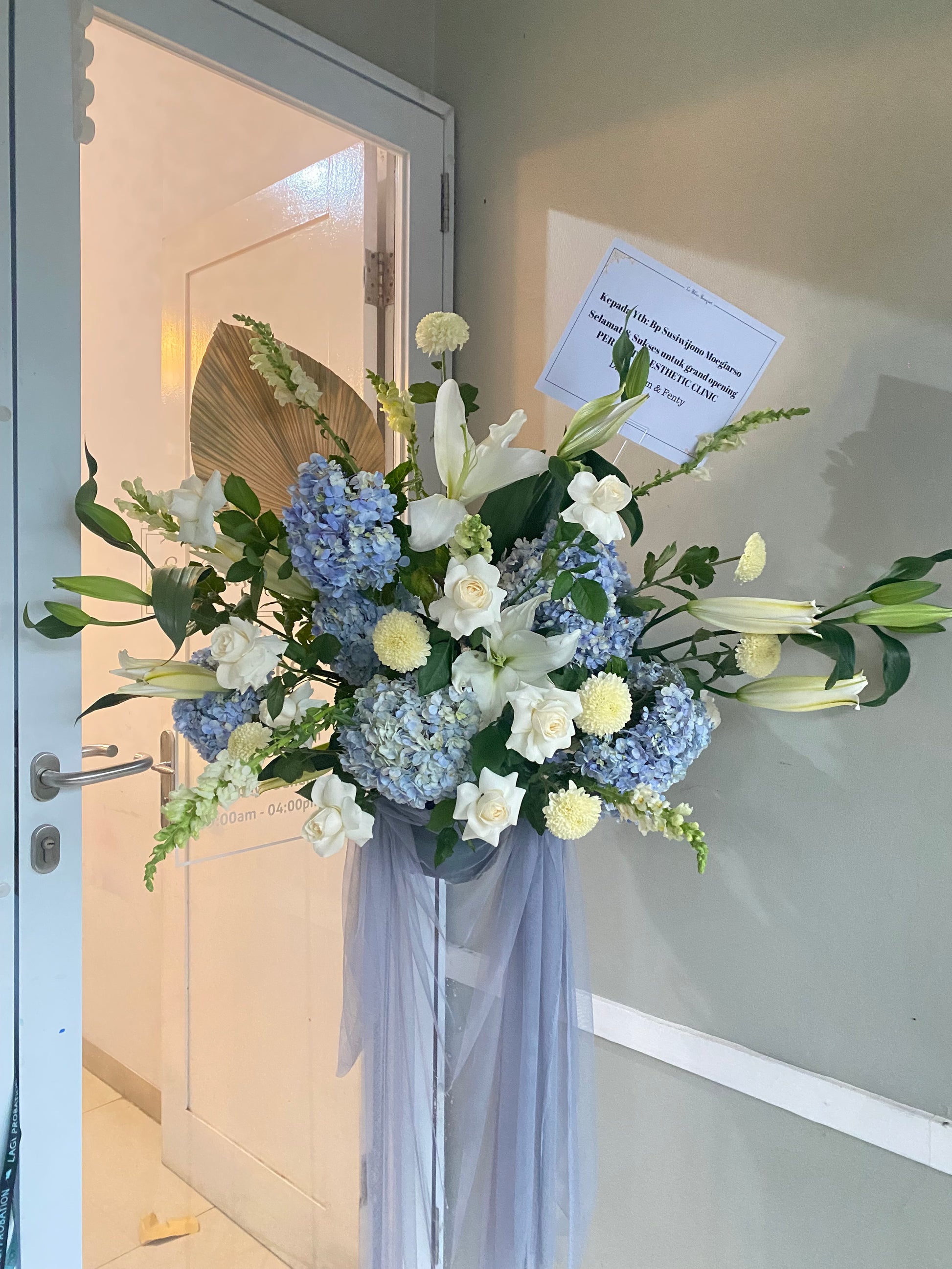 Blue White Standing Flower from Le Bliss Bouquet. Elegant floral arrangements for condolences, grand openings, and special events. Standing flower delivery in Jakarta & Tangerang with fast service.