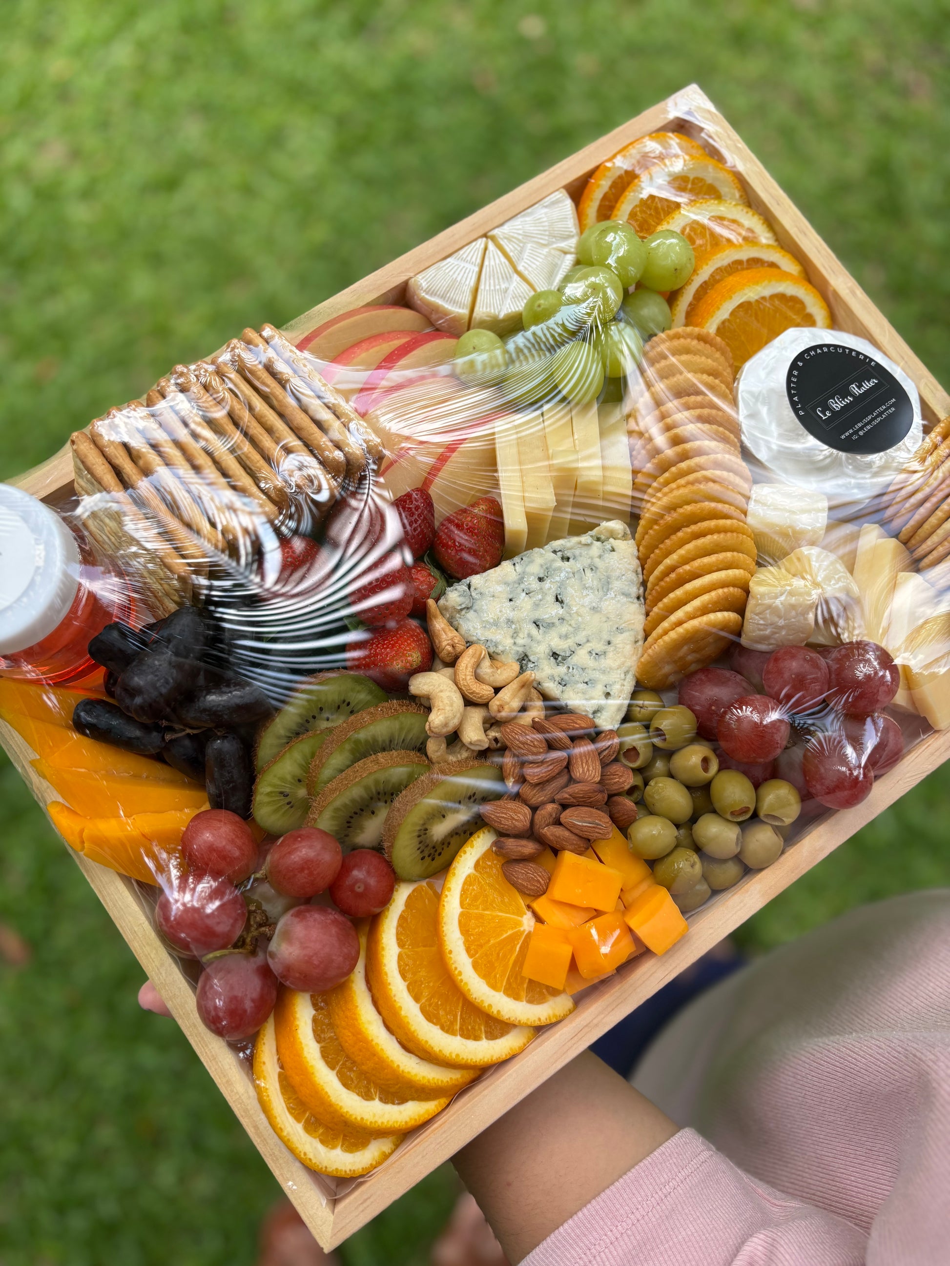 Blue cheese platter with grapes, nuts, cold cuts and crackers – luxury cheese board delivery in Jakarta by Le Bliss Platter