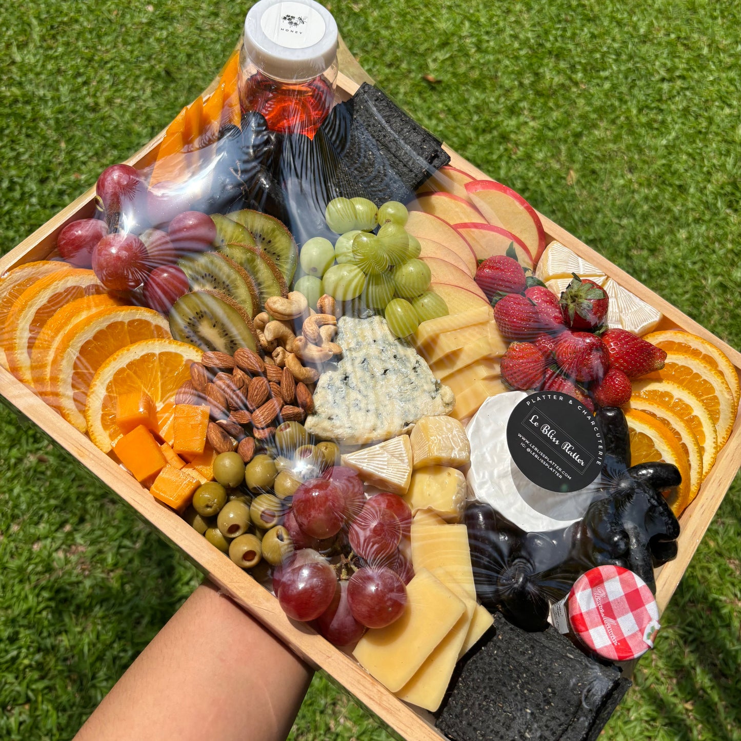 Blue cheese platter with wheat crackers, fresh fruit, and nuts on a wooden charcuterie board, ready for delivery in Jakarta, Surabaya, Bintaro, and Tangerang.