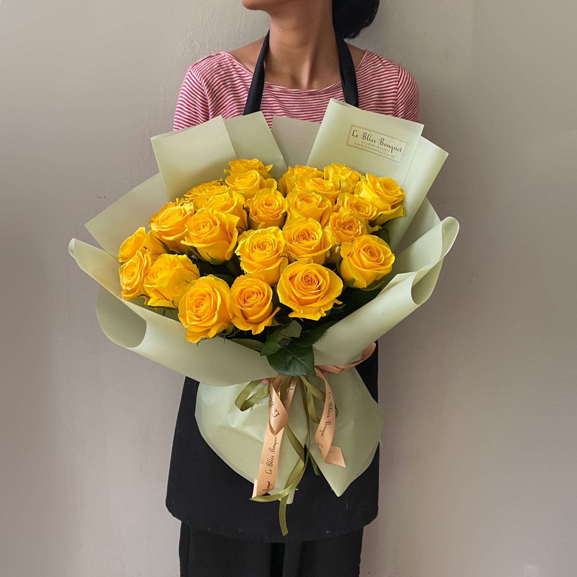 Brighton rose Ecuador mawar kuning bouquet dari le bliss bouquet pengiriman ke cirebon. florist cirebon