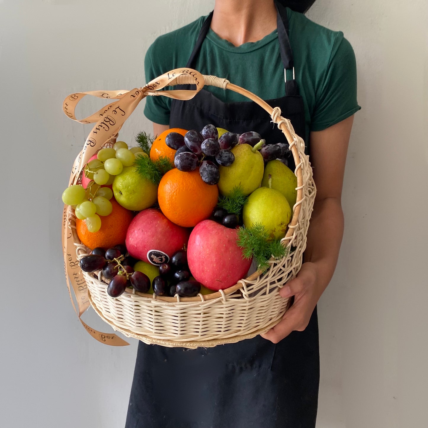 Buah-buahan impor segar dalam parcel dari Le Bliss Box, dikirim di hari yang sama.