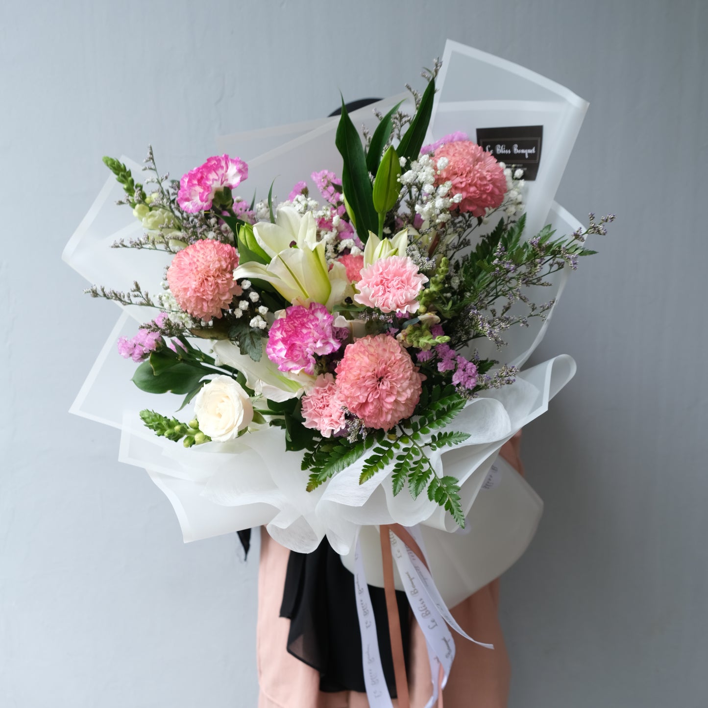 Buket Gompie Flower Lily Signum dengan mawar dan bunga lili segar