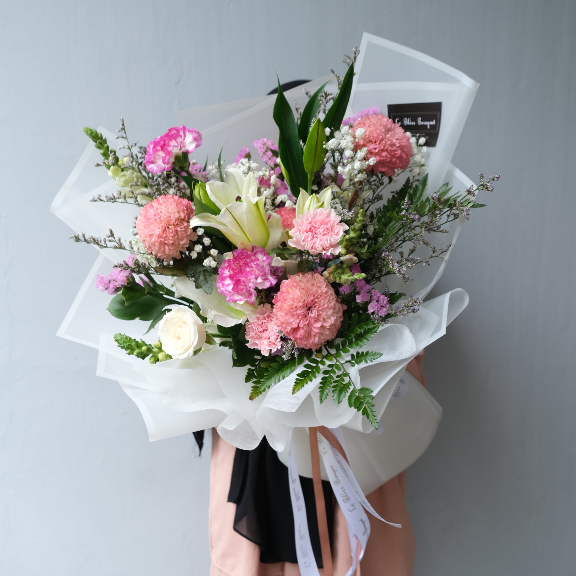 Buket Gompie Flower Lily Signum dengan mawar dan bunga lili segar