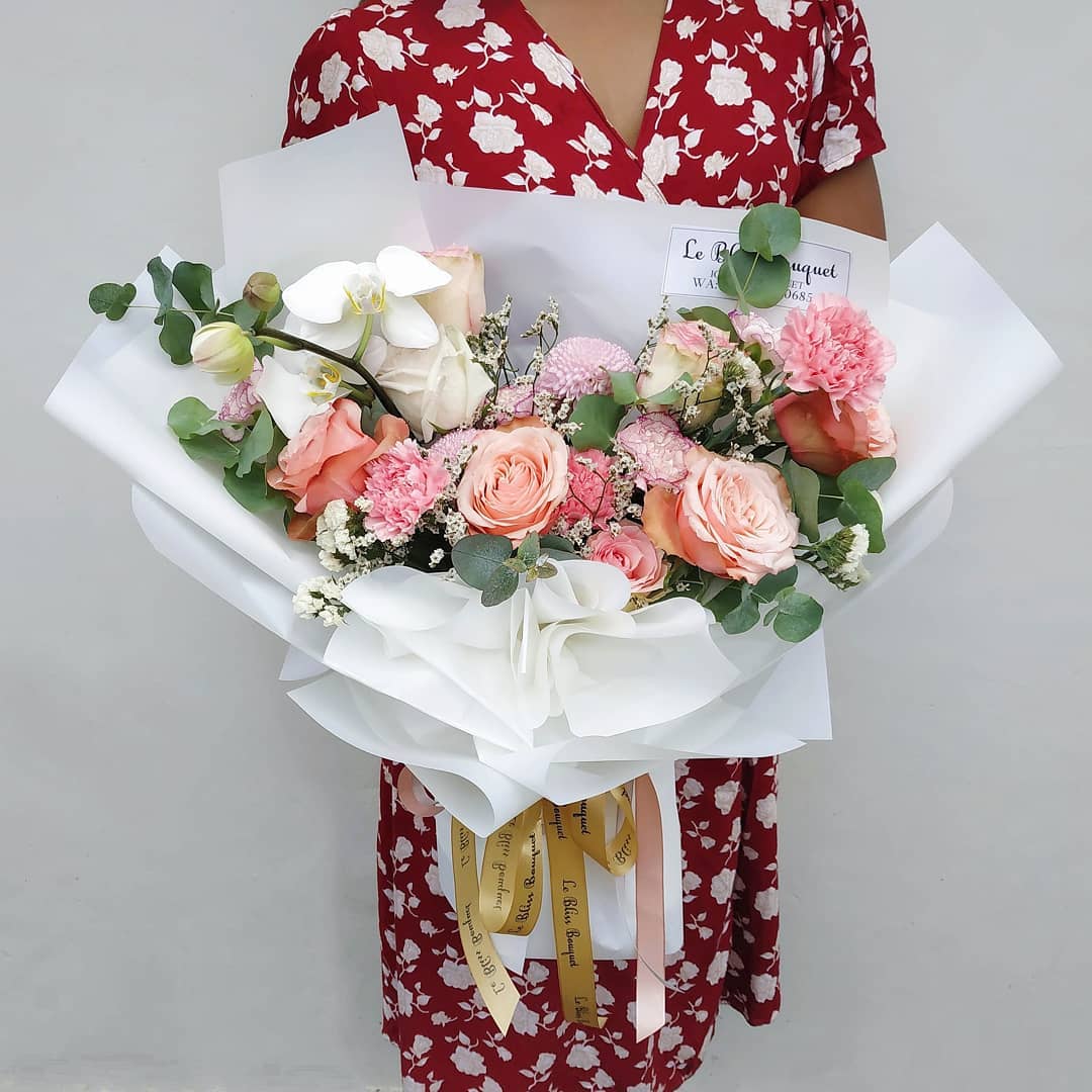 Buket Kahala dengan kombinasi mawar dan anggrek segar, cocok untuk pengiriman ke Cirebon Bintaro Jakarta dari Le Bliss Bouquet