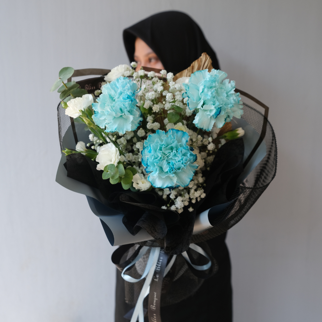 Buket bunga carnation warna biru dengan aksen bunga putih dari Le Bliss Bouquet