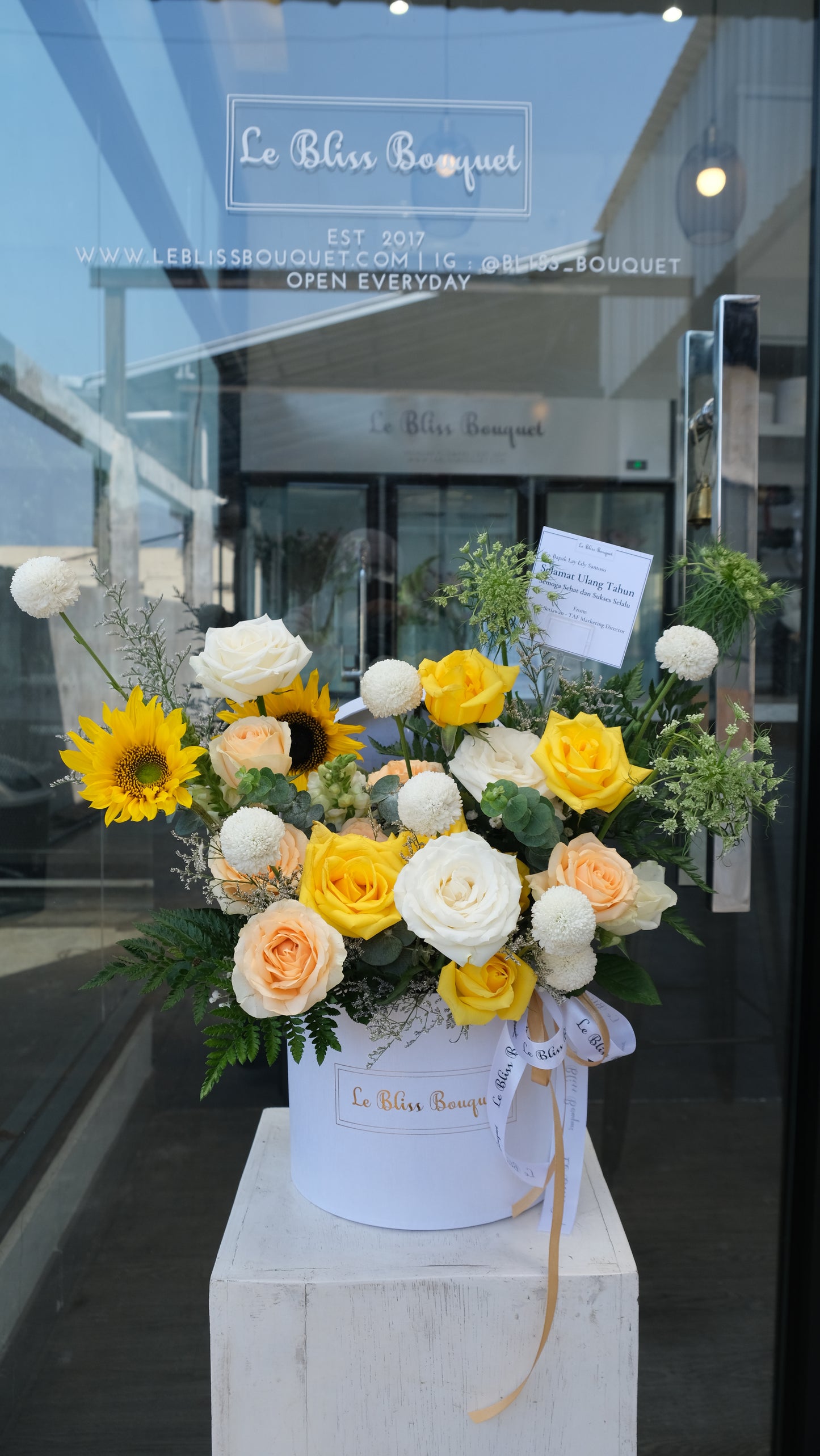 Buket bunga matahari sunflower dan pompom dari Le Bliss Bouquet Florist Cirebon Bintaro Jakarta