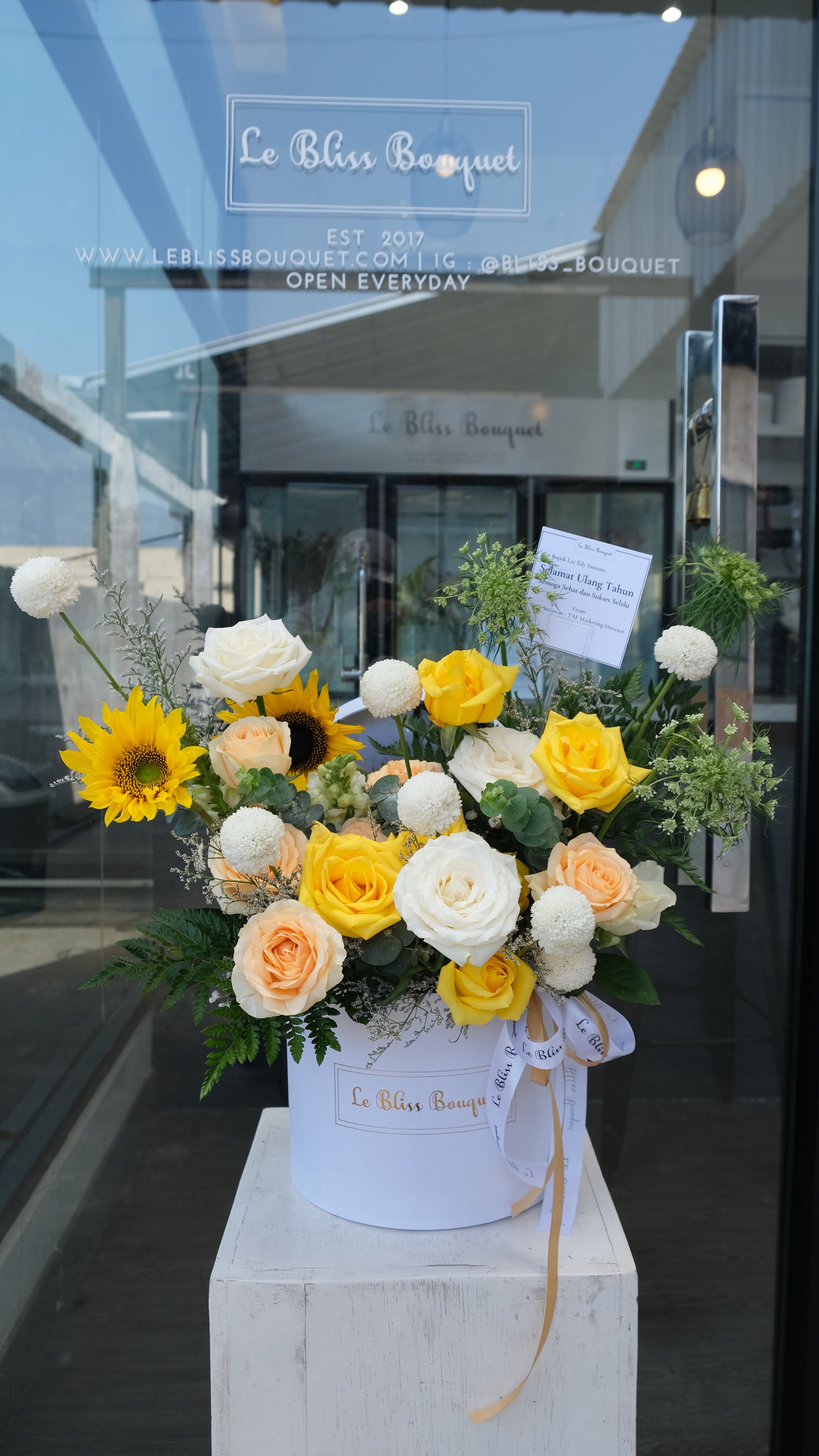 Buket bunga matahari sunflower dan pompom dari Le Bliss Bouquet Florist Cirebon Bintaro Jakarta