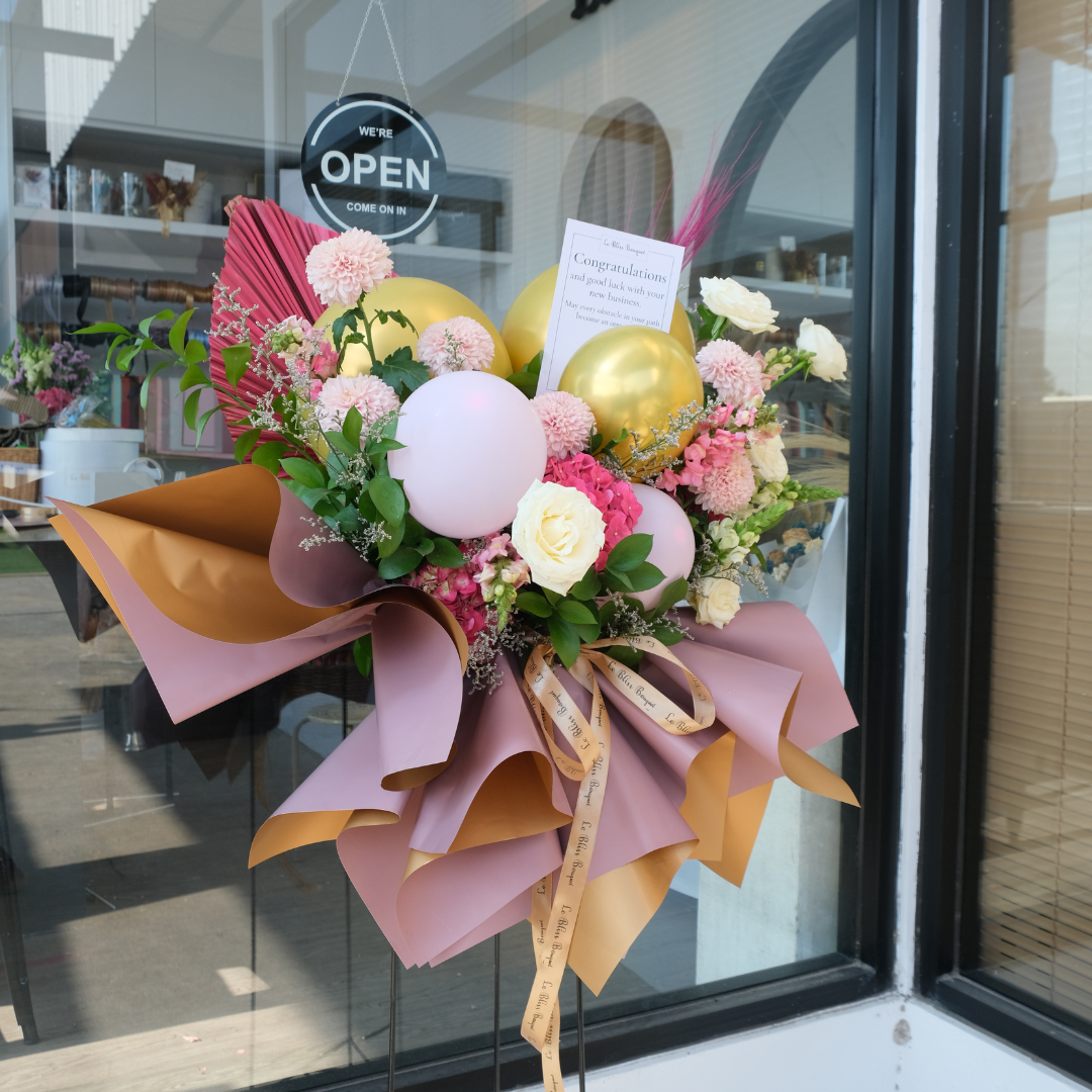 Buket bunga standing Jakarta dengan balon warna pink yang elegan