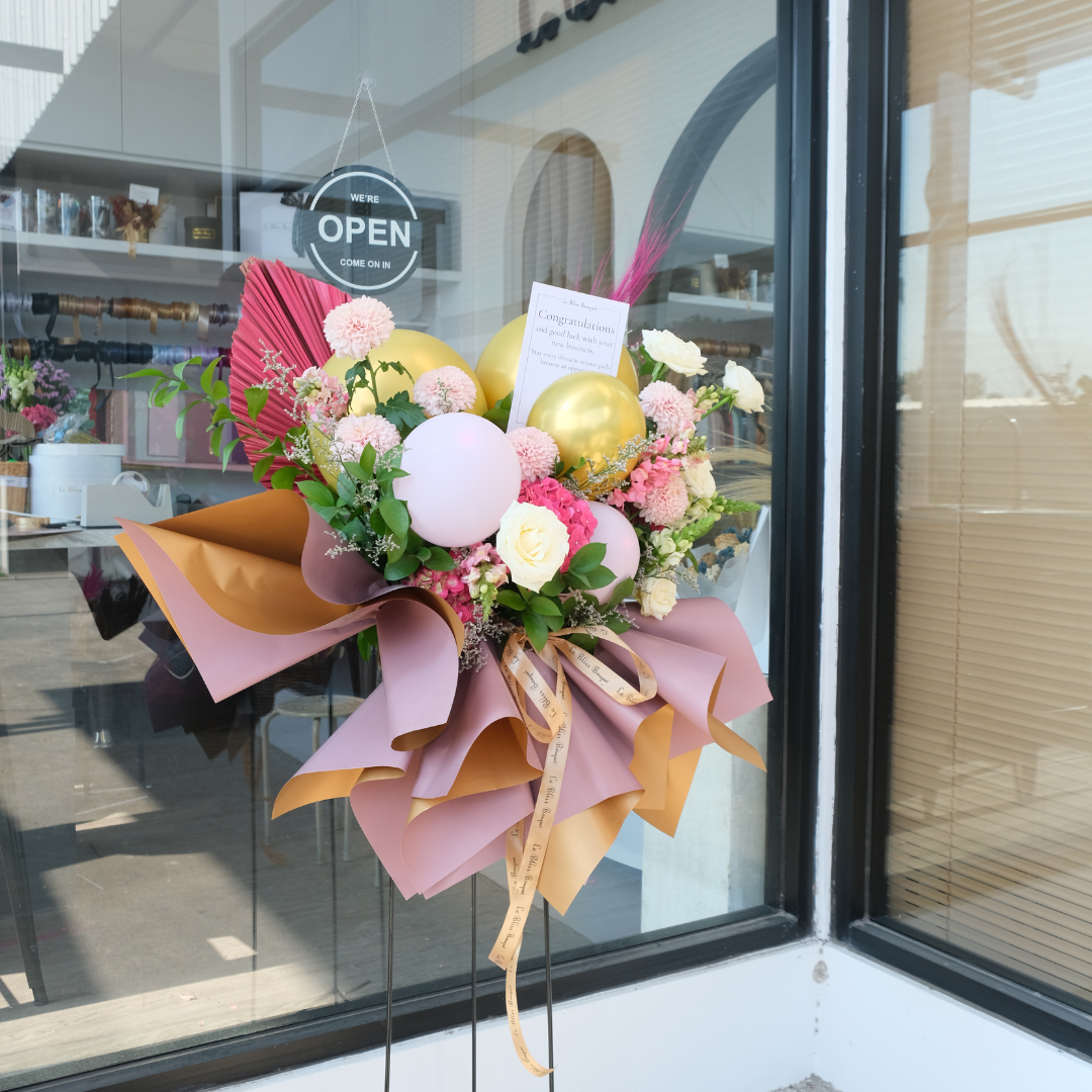 Buket bunga standing bintaro dengan balon warna pink yang elegan