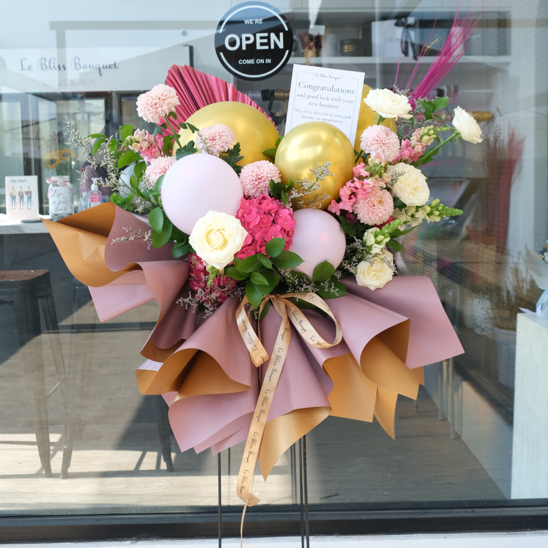 Buket bunga standing cirebondengan balon warna pink yang elegan