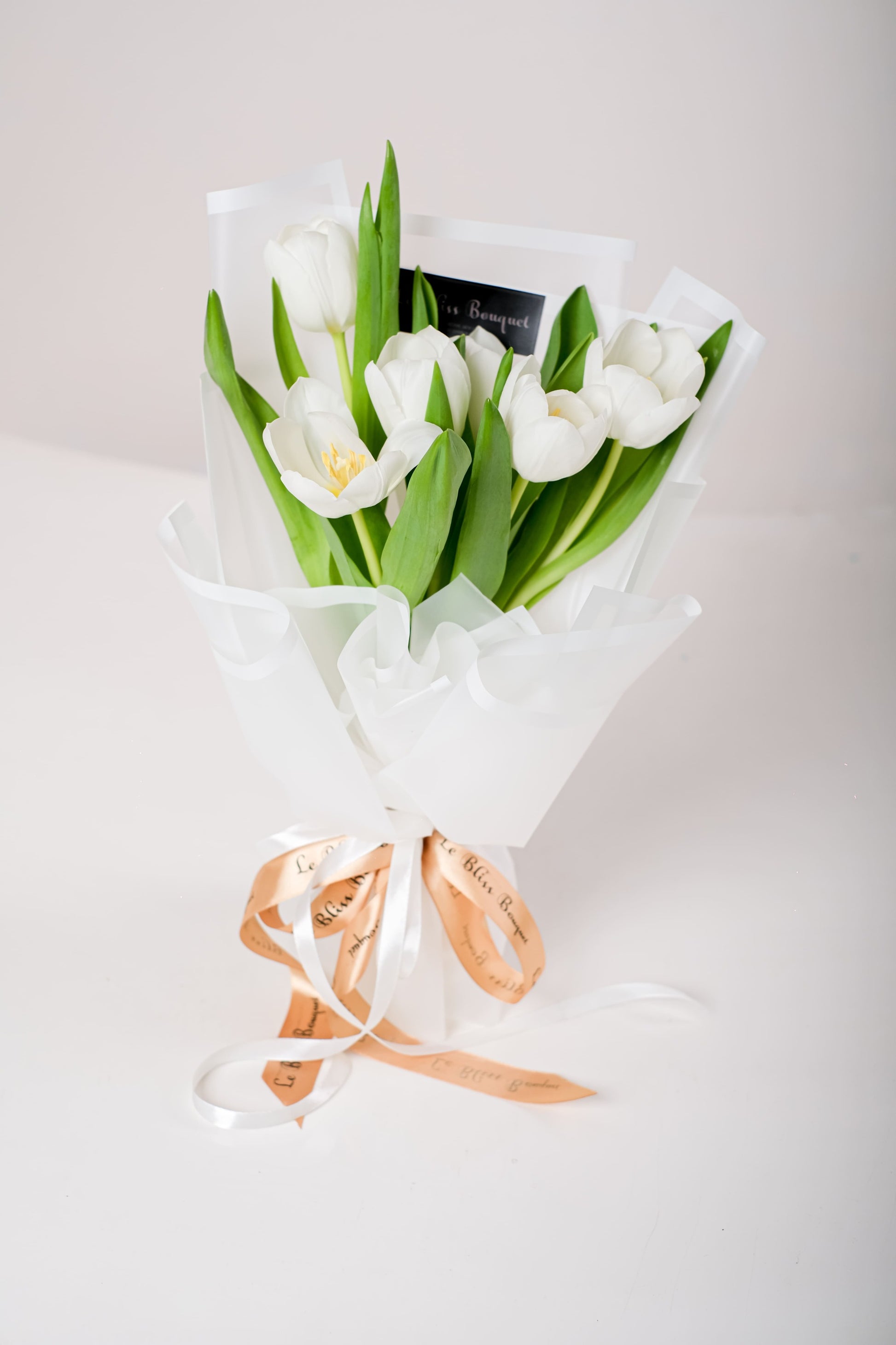 Buket bunga tulip putih cantik untuk hari istimewa Anda. Bouquet white tulip, tulip flower surabaya, florist surabaya, buket bunga surabaya