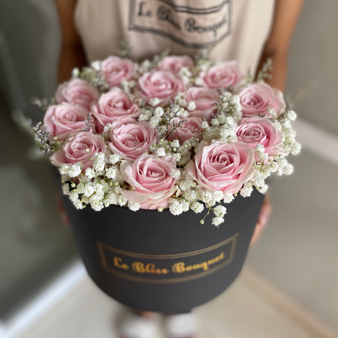Buket mawar pink mewah dalam kotak hitam Le Bliss BloomBox dengan filler putih, cocok untuk hadiah ulang tahun dan anniversary. Pengiriman cepat ke Surabaya, Jakarta, Tangerang, Cirebon, dan Bintaro.