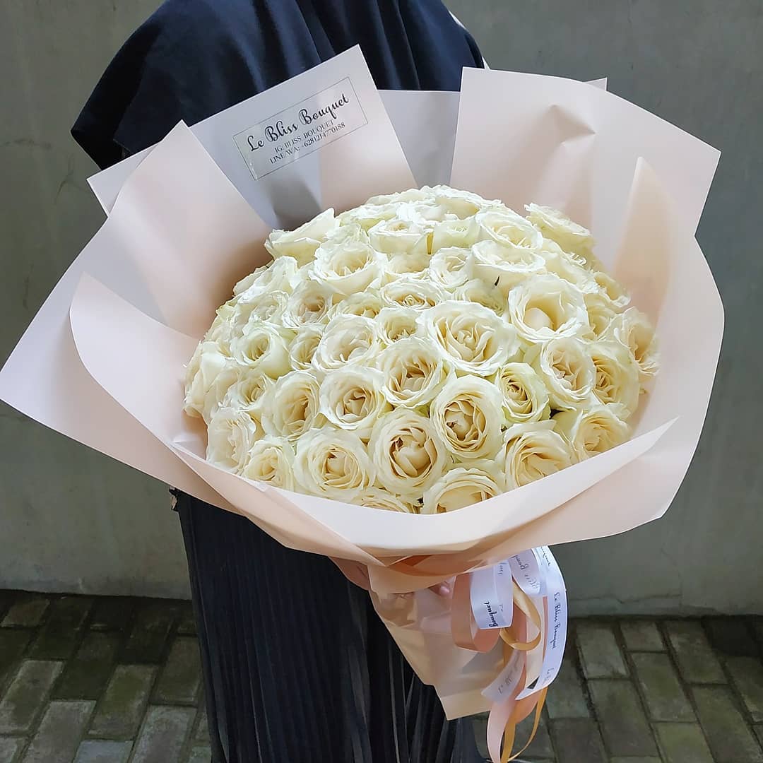 Buket mawar putih bundar besar elegan – kirim ke Jakarta, Tangerang, Surabaya, dan Cirebon oleh Le Bliss Bouquet