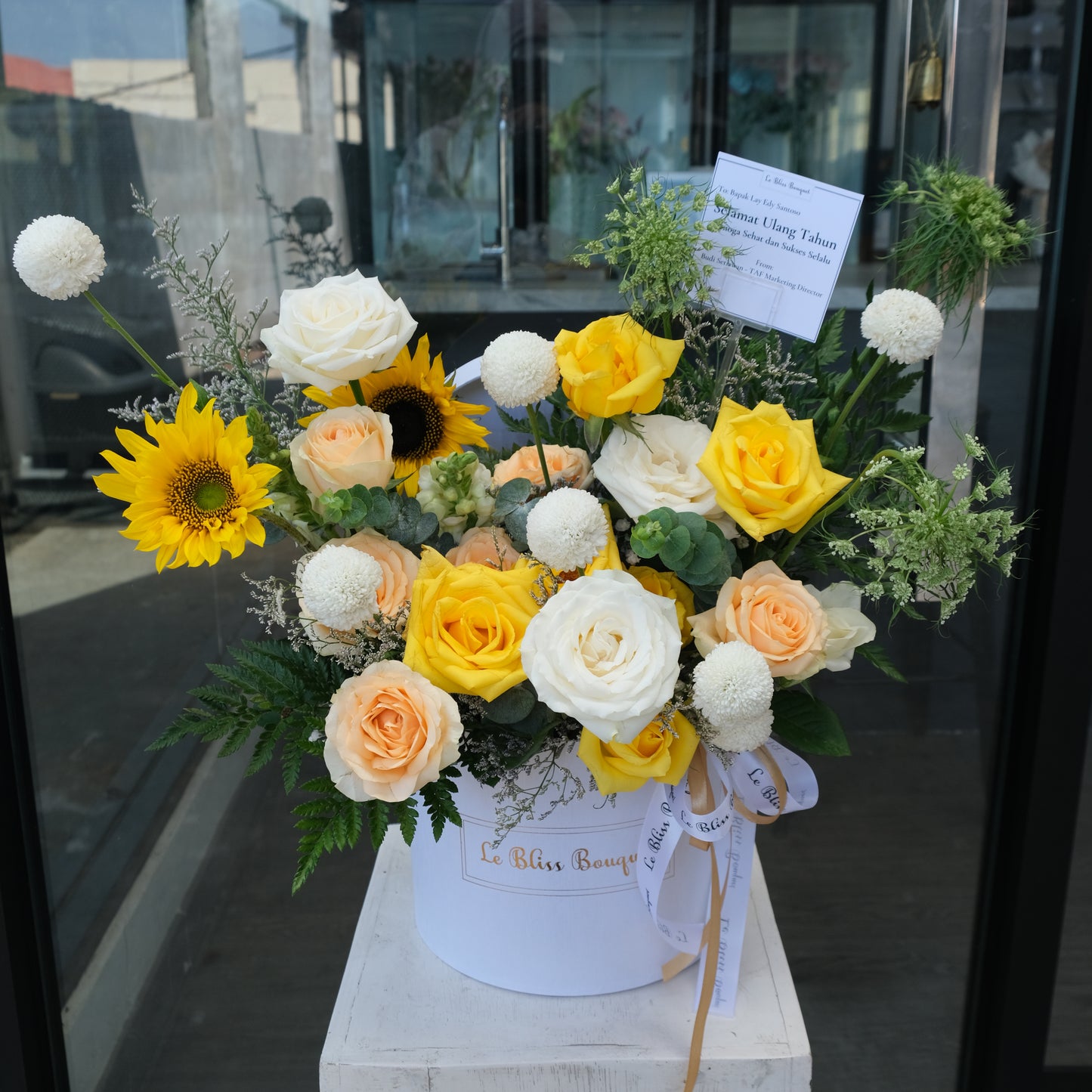 Bunga meja matahari sunflower dengan pompom dalam kotak elegan