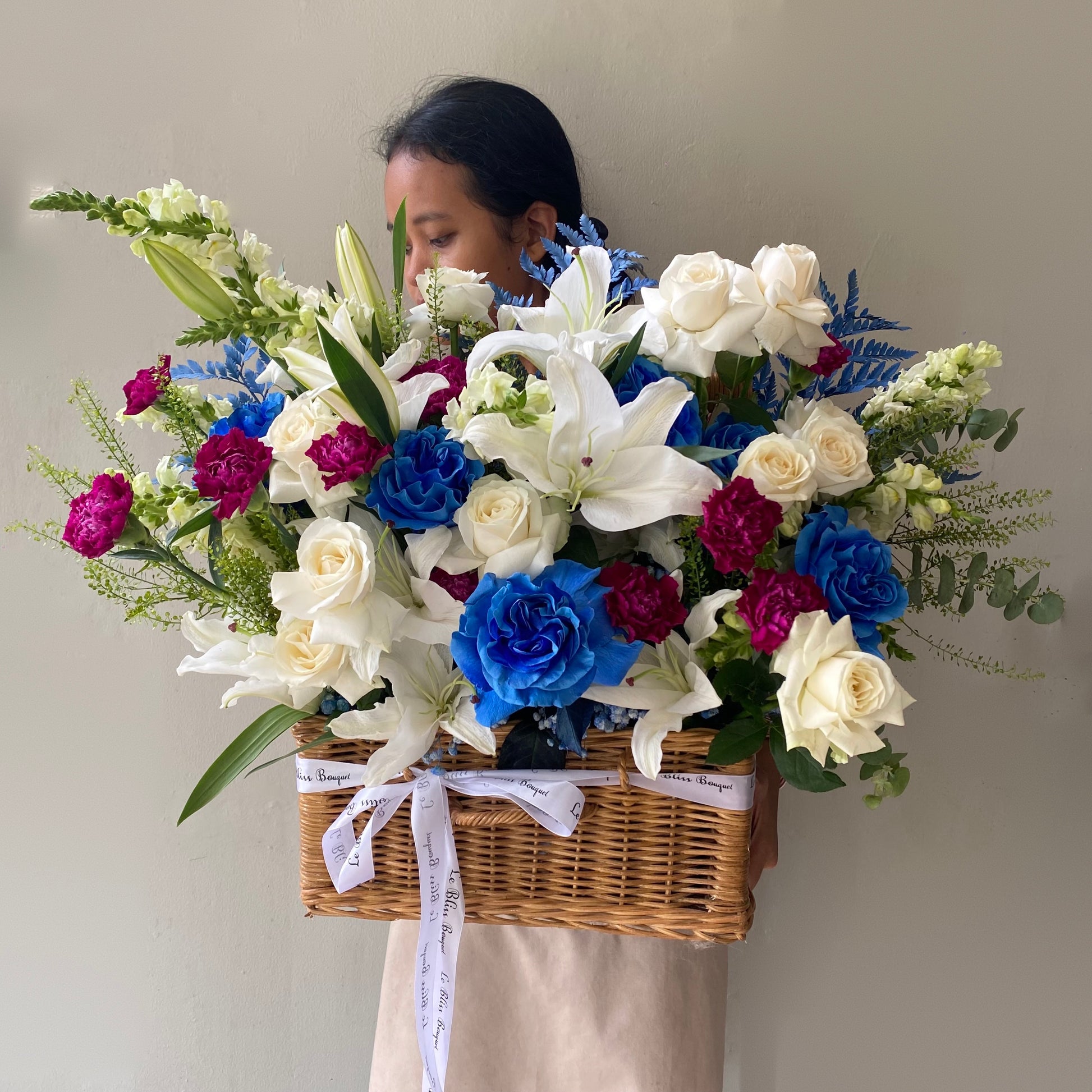 Bunga meja warna biru dengan rangkaian elegan dalam keranjang rotan dari Le Bliss Bouquet