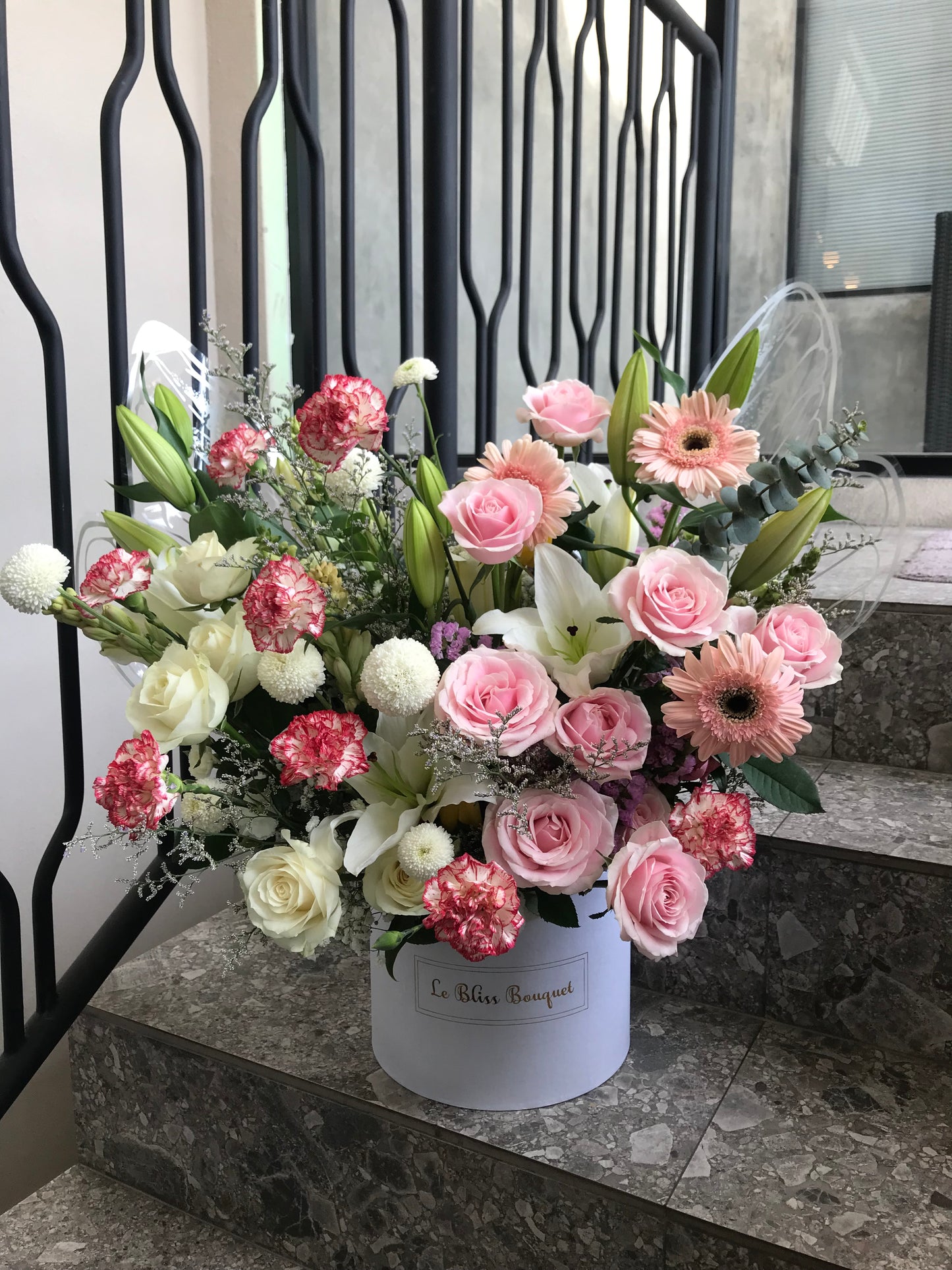 Butterfly bloom box cirebon dengan bunga segar dan dekorasi kupu-kupu di Le Bliss Bouquet Bintaro, Jakarta, Surabaya