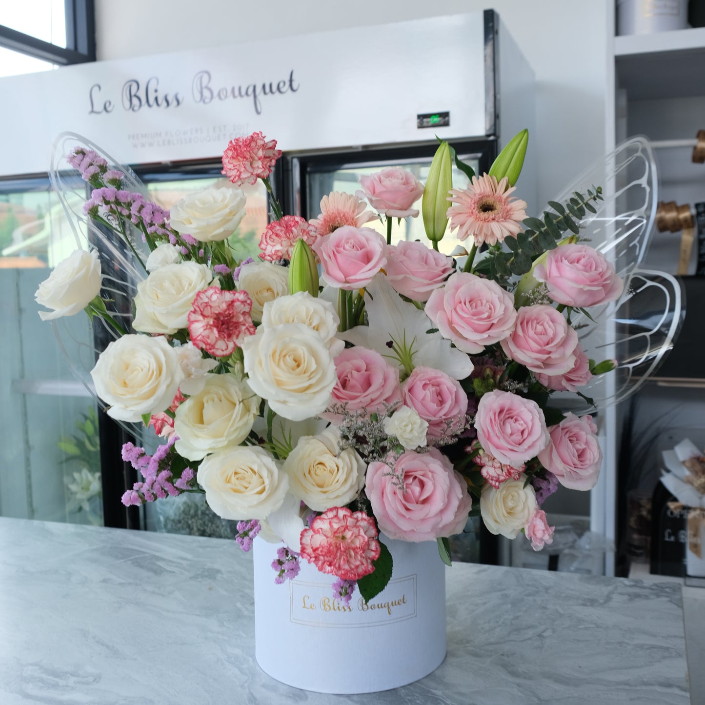 Butterfly bloom box dengan bunga segar dan dekorasi kupu-kupu di Le Bliss Bouquet. florist surabaya, toko bunga surabaya, flower delivery surabaya