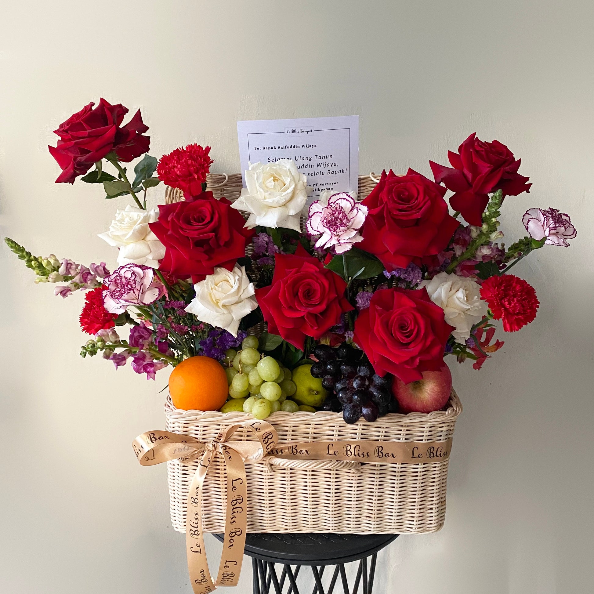 grand fruit parcel- parcel buah dengan bunga explorer rose dan buah premium impor. parcel buah surabaya, hamper buah surabaya