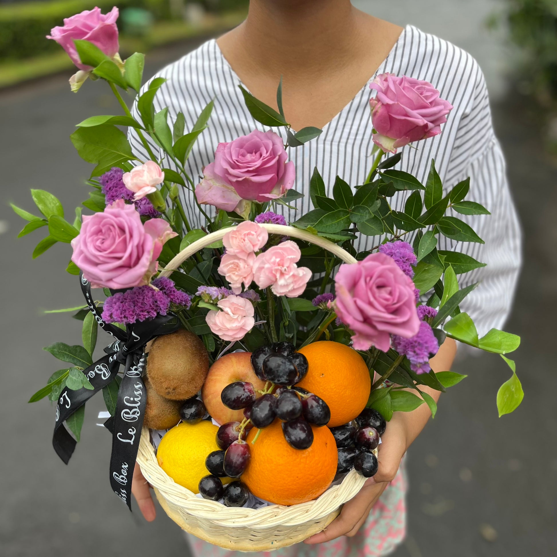 Hamper Buah Surbaya, parcel Buah Bunga surabaya , Parcel Buah dengan kombinasi purple roses by Le Bliss Box | parcel buah surabaya