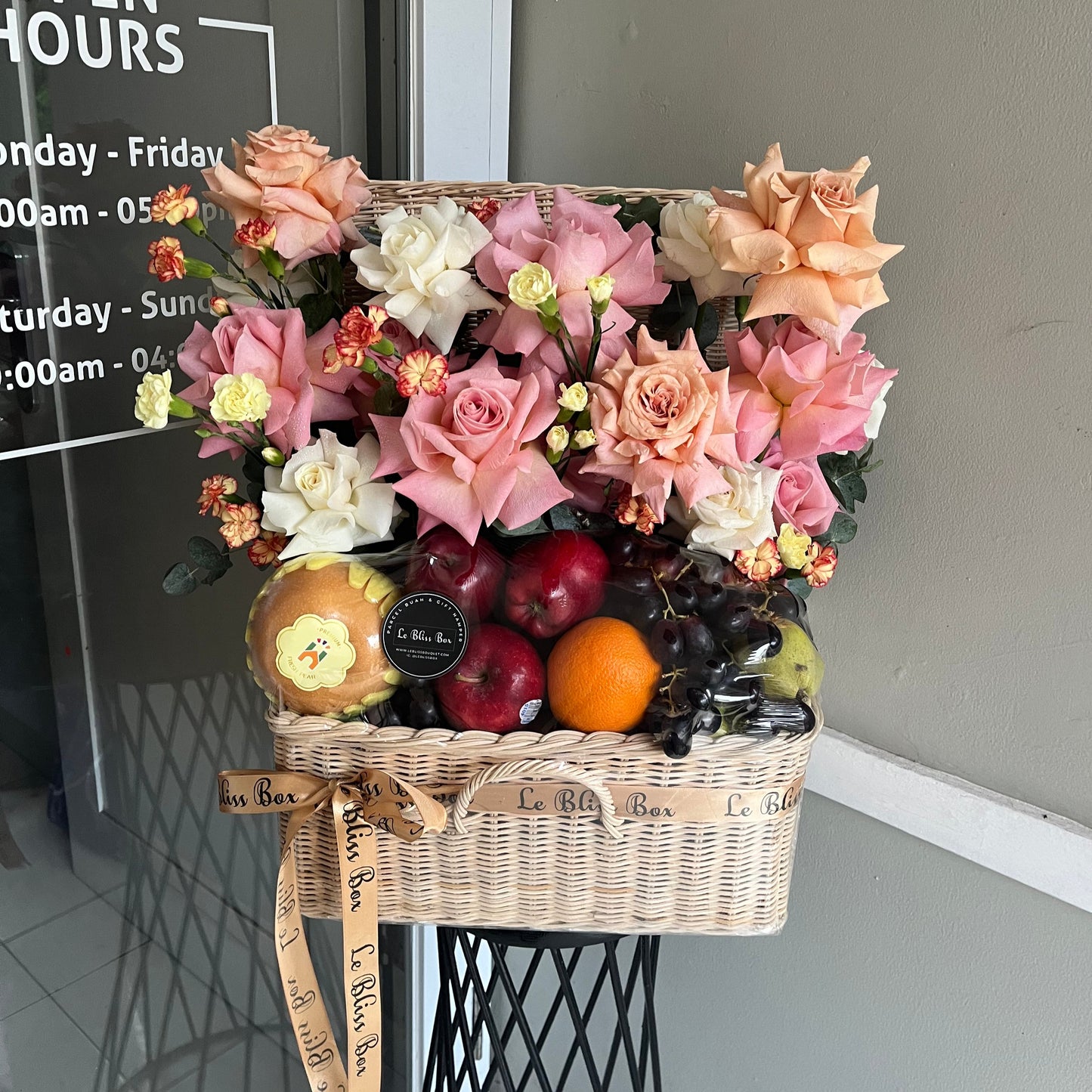 parcel buah mewah surabaya dengan bunga ecuador dan buah import by le bliss bouquet. toko parcel buah surabaya, fruit hamper surabaya