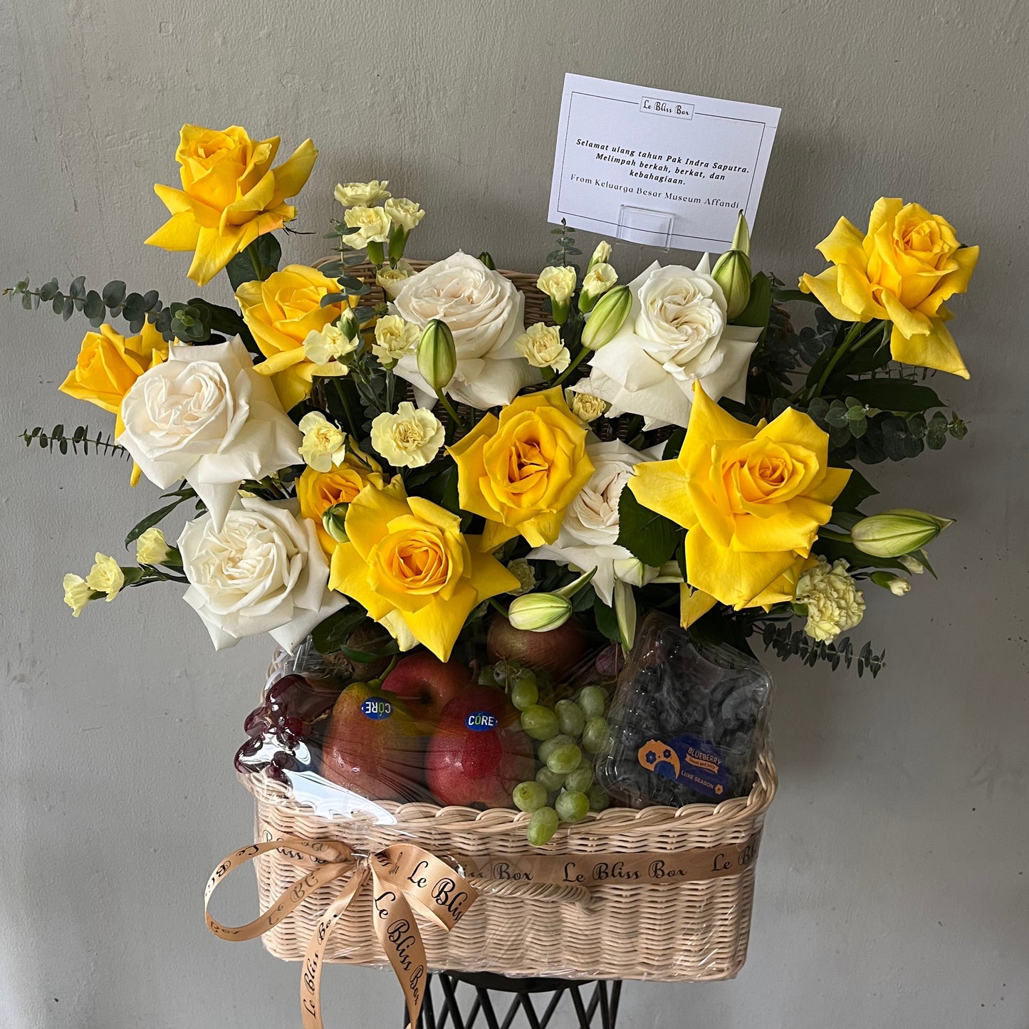 hamper buah surabaya dengan premium buah dan bunga segar by le bliss box. bertema kuning dan putih, parcel buah surabaya, hamper buah surabaya