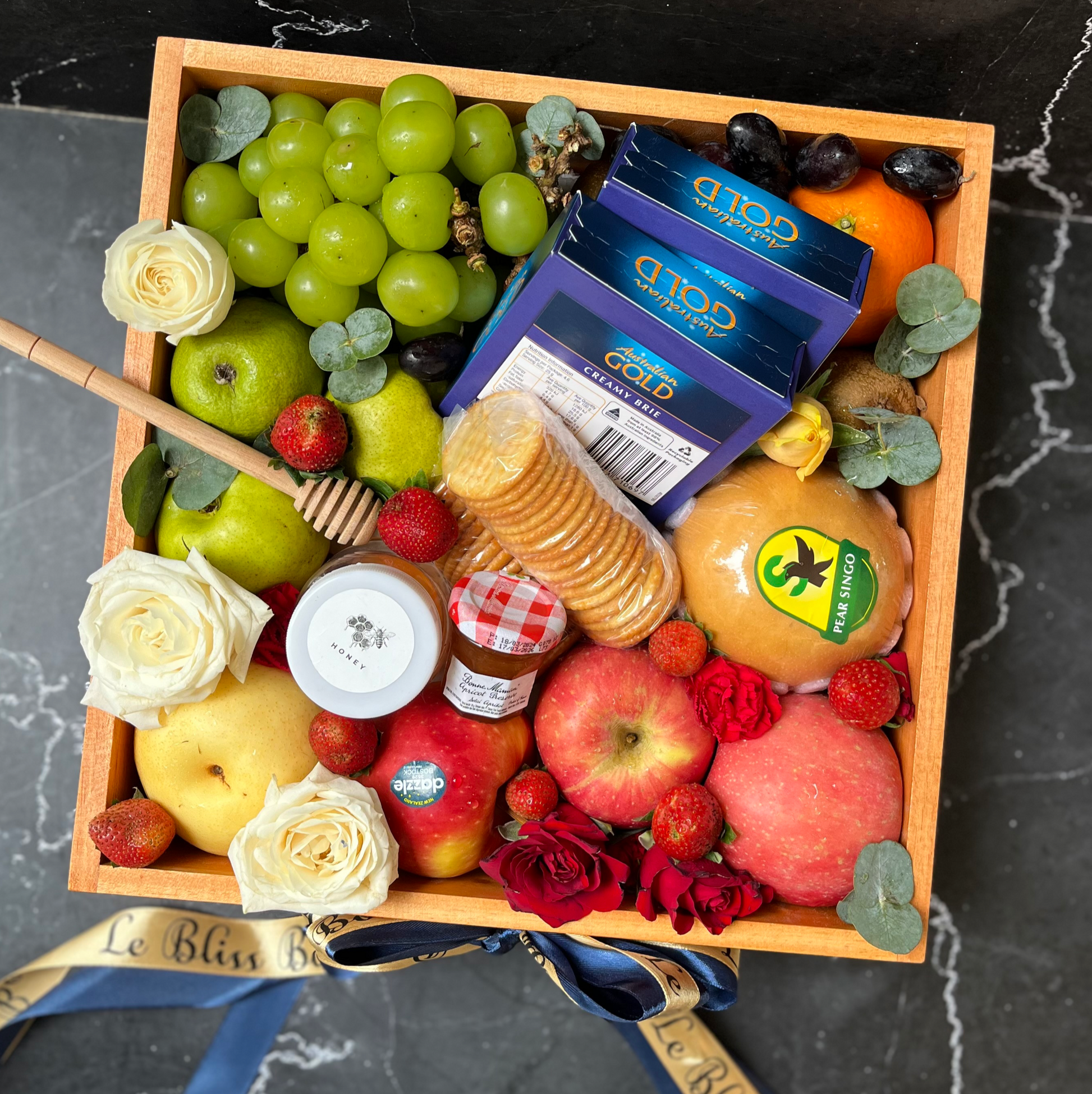 Cheese Fruit Wooden Box dengan Camembert, Brie, buah segar, madu, selai aprikot, crackers, dan topping bunga segar. Cheese fruit box jakarta Indonesia