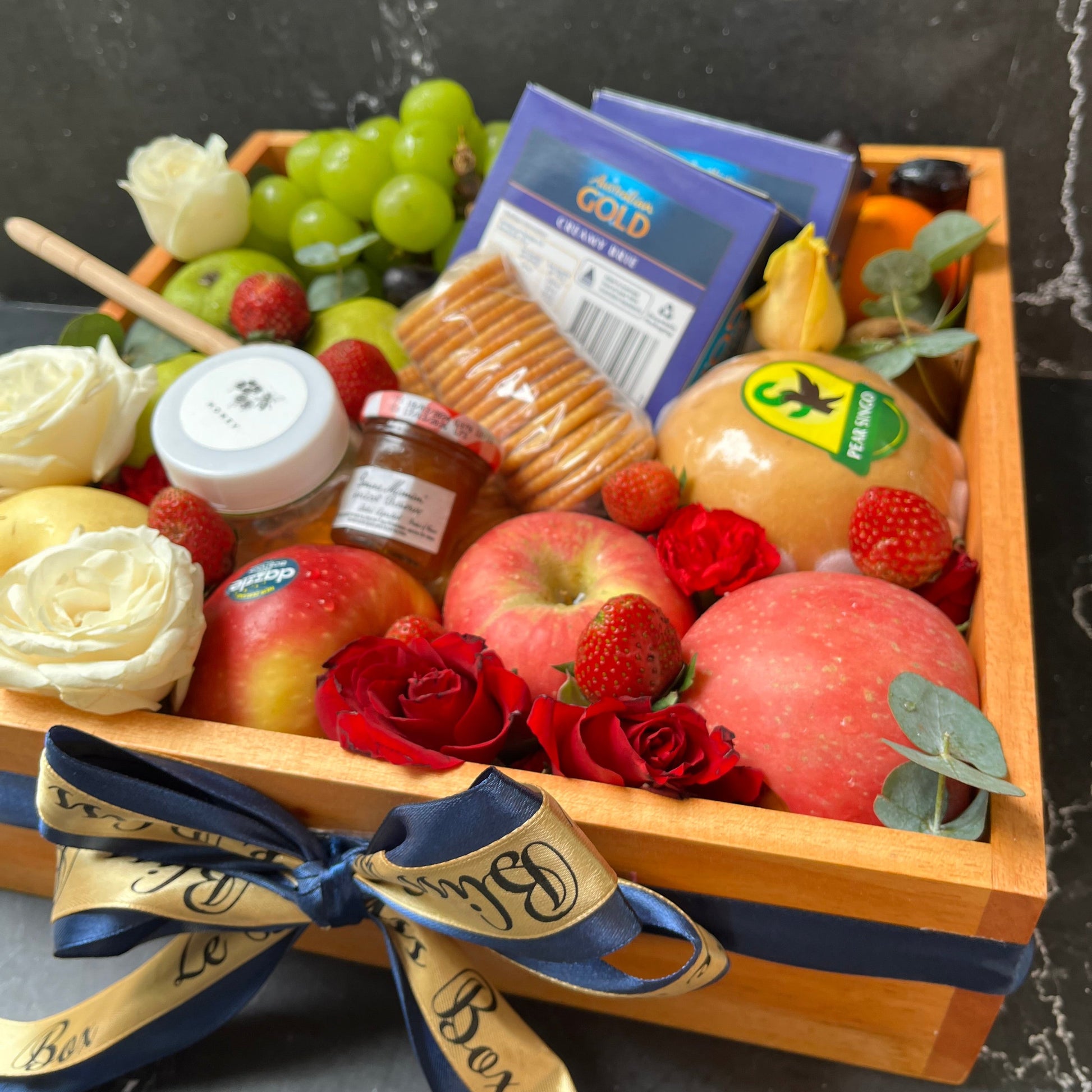 Cheese Fruit Wooden Box dengan Camembert, Brie, buah segar, madu, selai aprikot, crackers, dan topping bunga segar. charcuterie board jakarta Indonesia