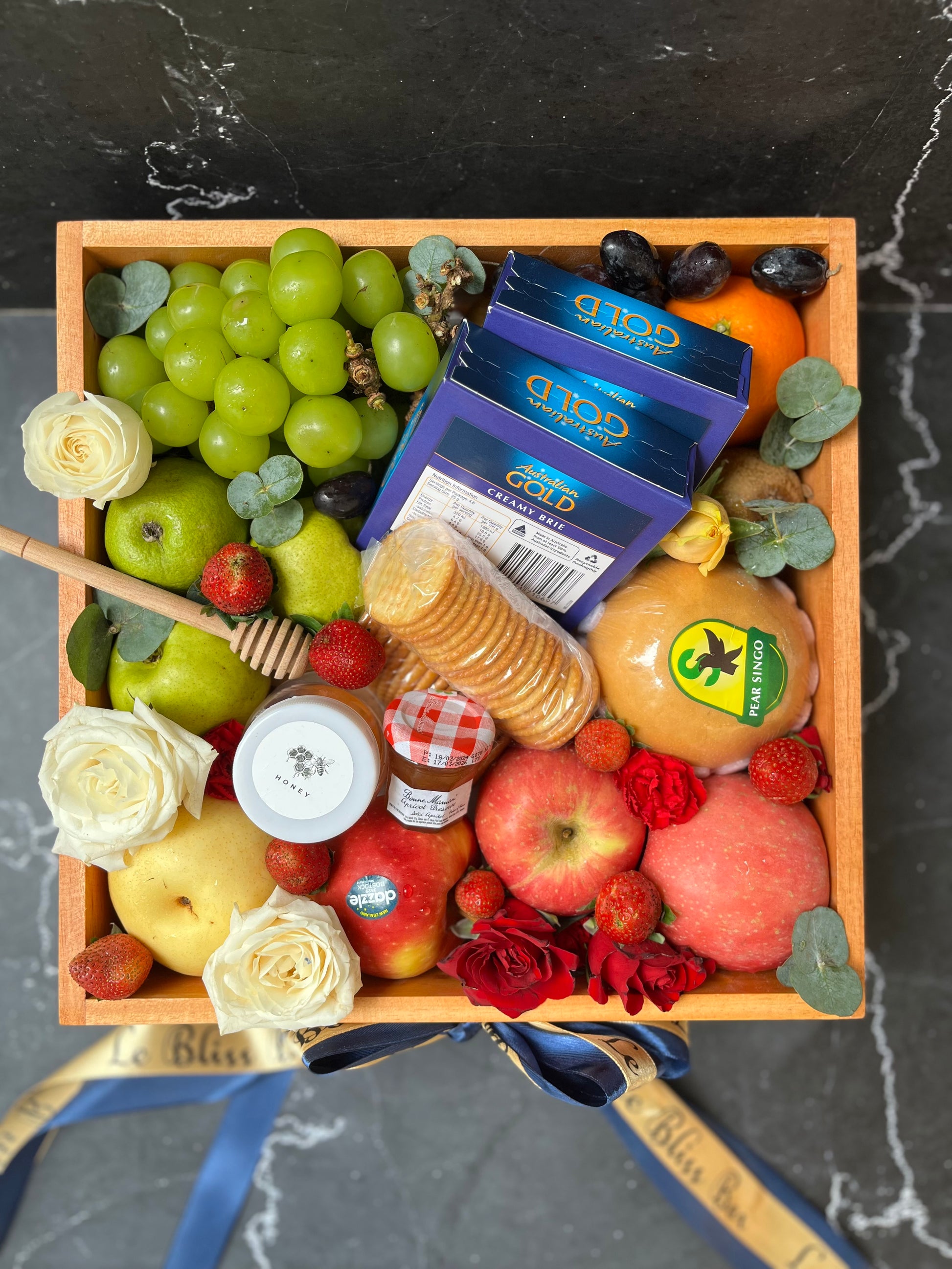 Cheese Fruit Wooden Box dengan Camembert, Brie, buah segar, madu, selai aprikot, crackers, dan topping bunga segar. charcuterie jakarta Indonesia