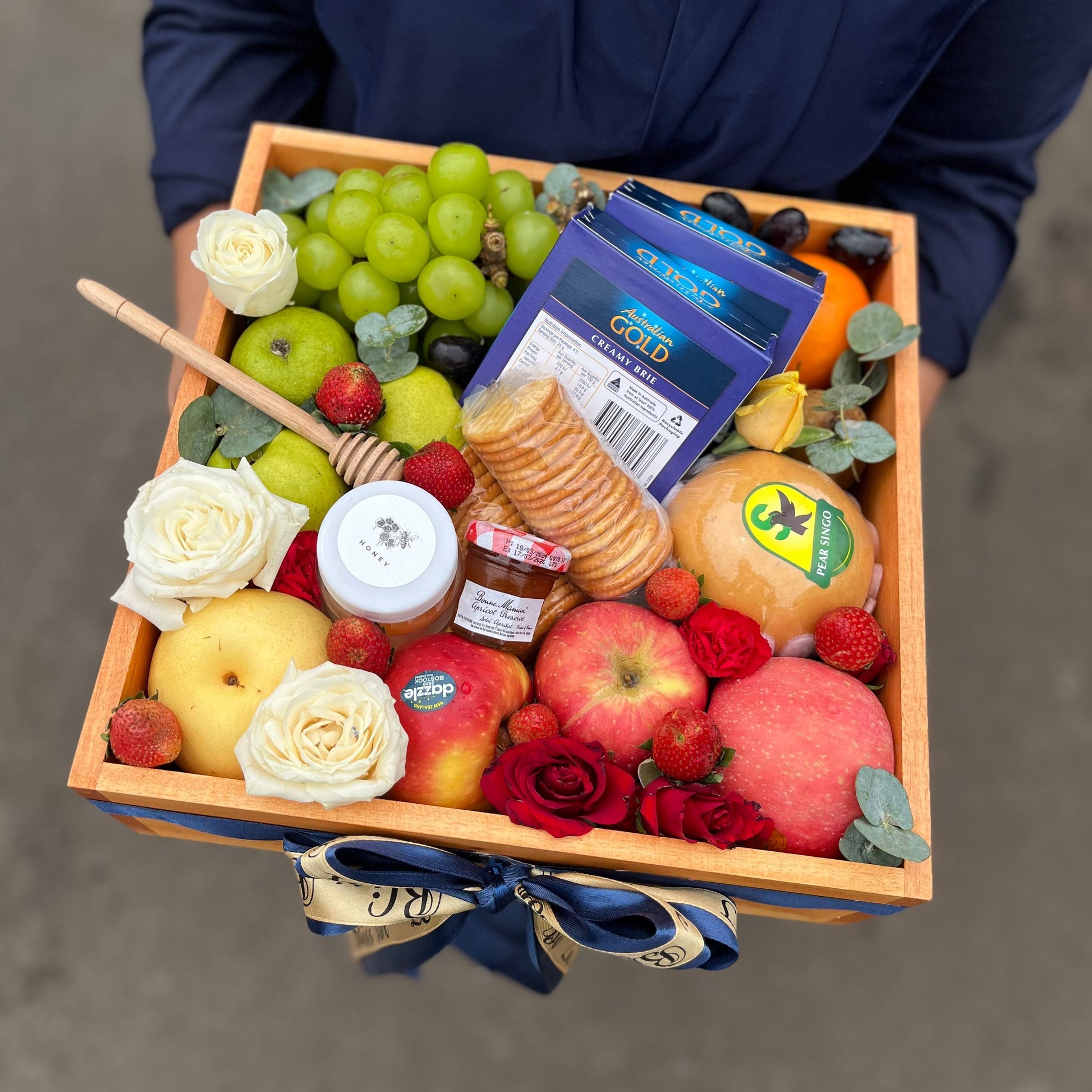 Cheese Fruit Wooden Box dengan Camembert, Brie, buah segar, madu, selai aprikot, crackers, dan topping bunga segar. cheese fruit hamper jakarta Indonesia