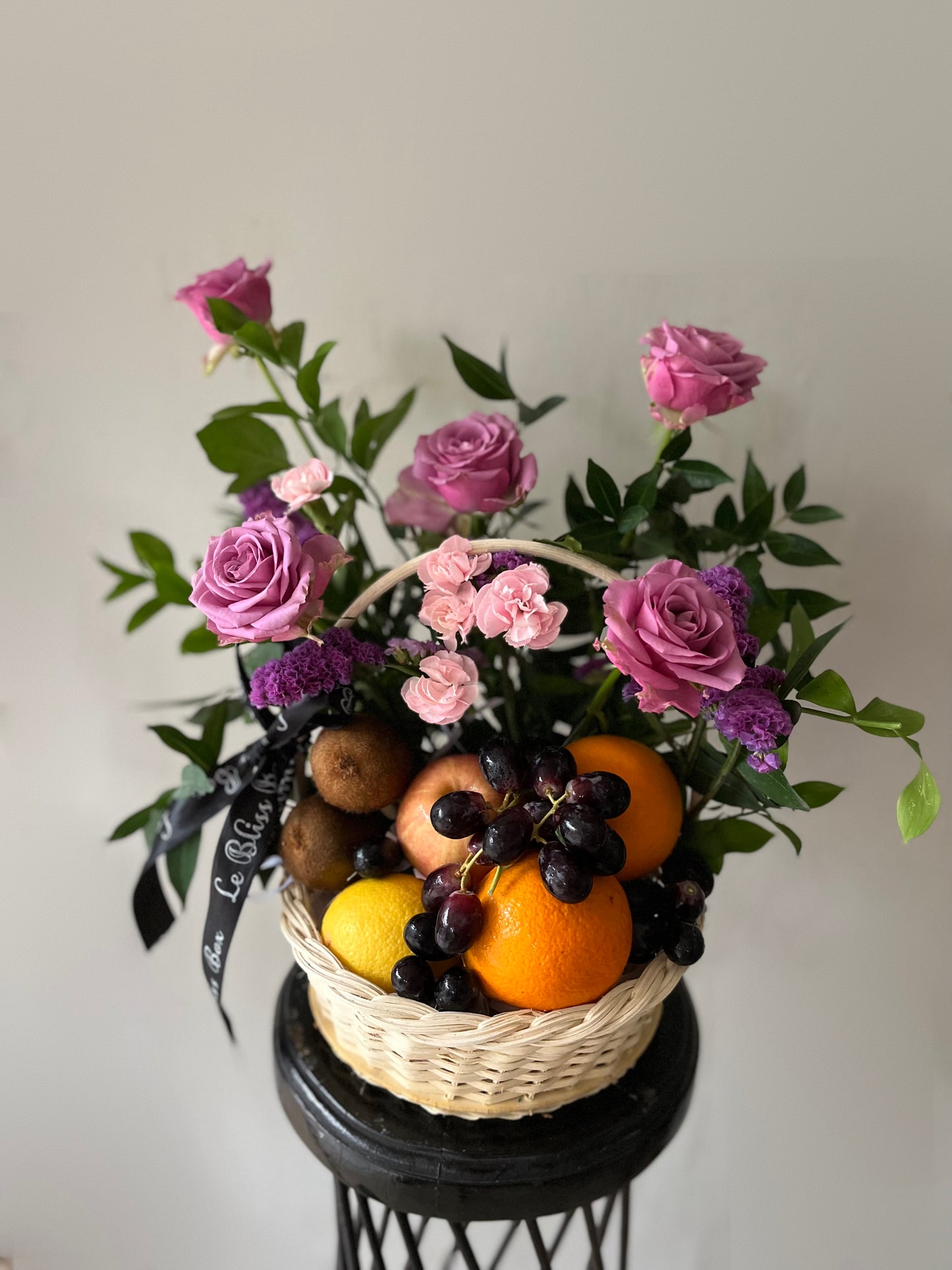 Hamper Buah Jakarta Termurah, parcel buah surabaya, buah premium dengan kombinasi mawar segar by le bliss bouquet