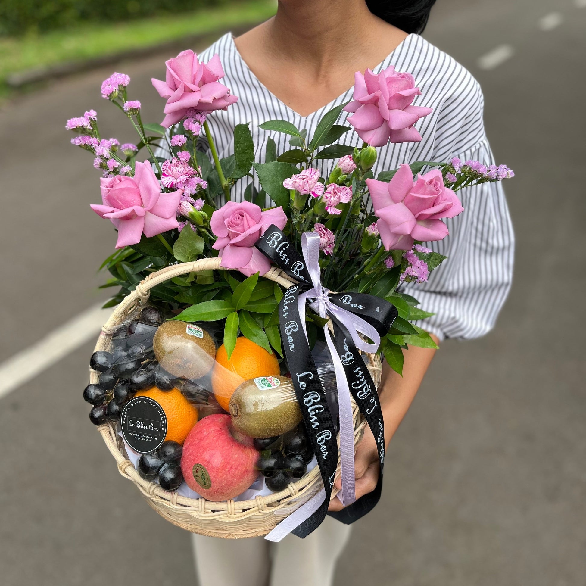 hamper buah surabaya. cool water rose dengan kombinasi buah premium. parcel buah import dengan kombinasi bunga by le bliss box. parcel buah surabaya