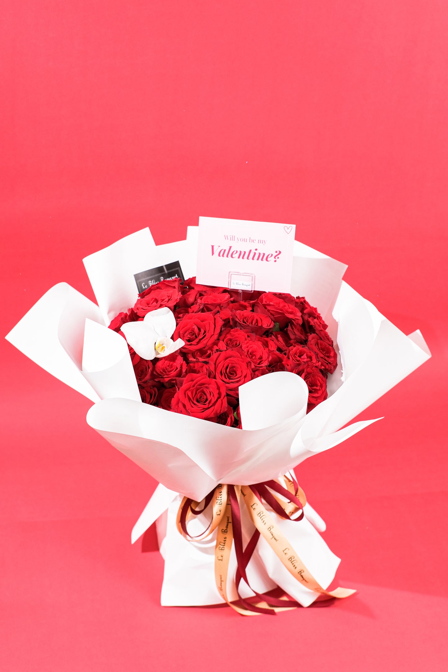  Buket Mawar Merah Elegan dengan Anggrek untuk Bintaro, Jakarta, Tangerang, Cirebon, dan Surabaya