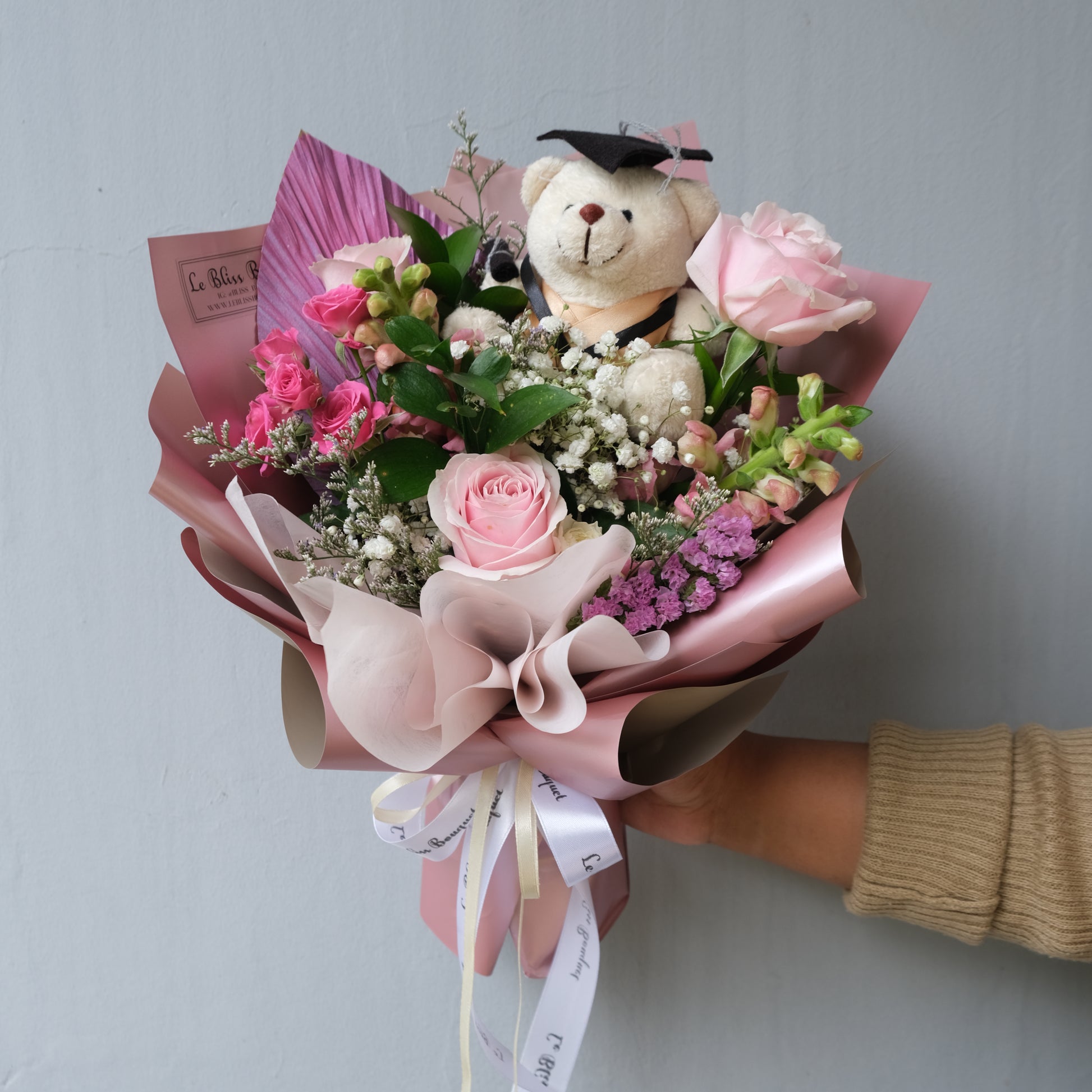 graduation pink bouquet, buket bunga wisuda dengan bunga segar by le bliss bouquet surabaya. florist surabaya