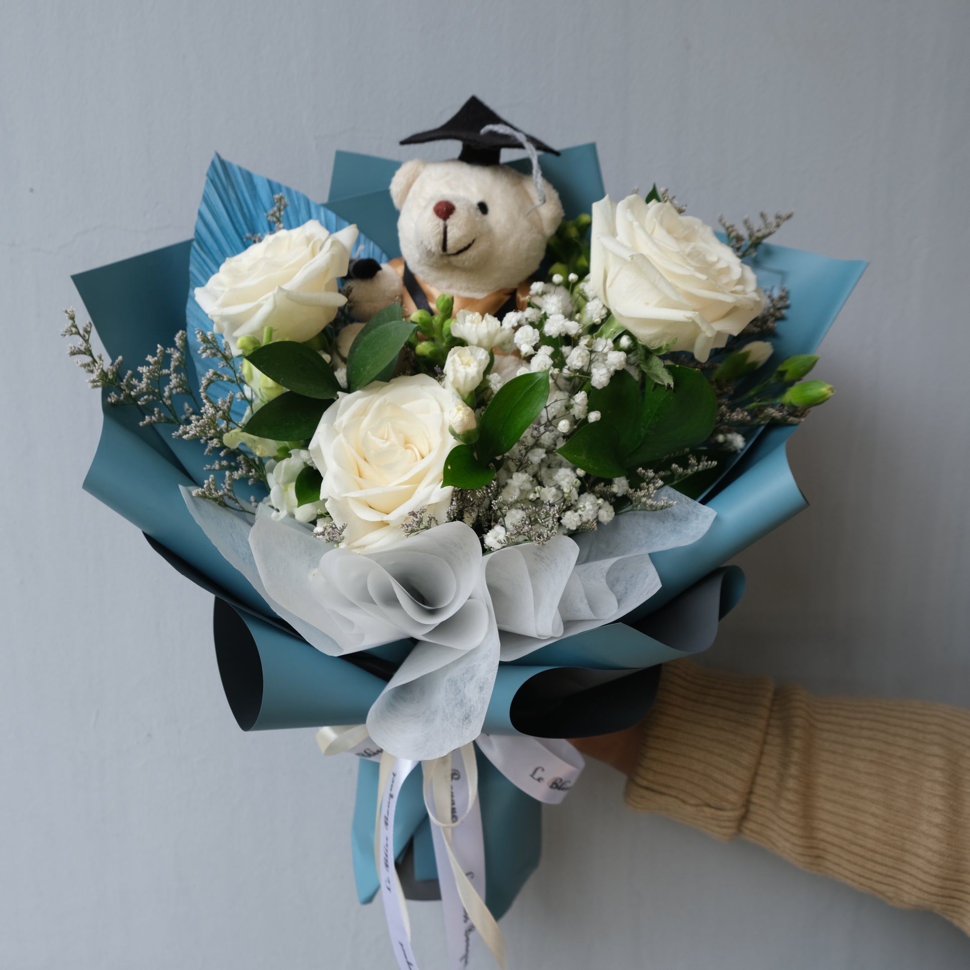graduation gift, buket bunga wisuda dengan bunga segar by le bliss bouquet surabaya. florist surabaya
