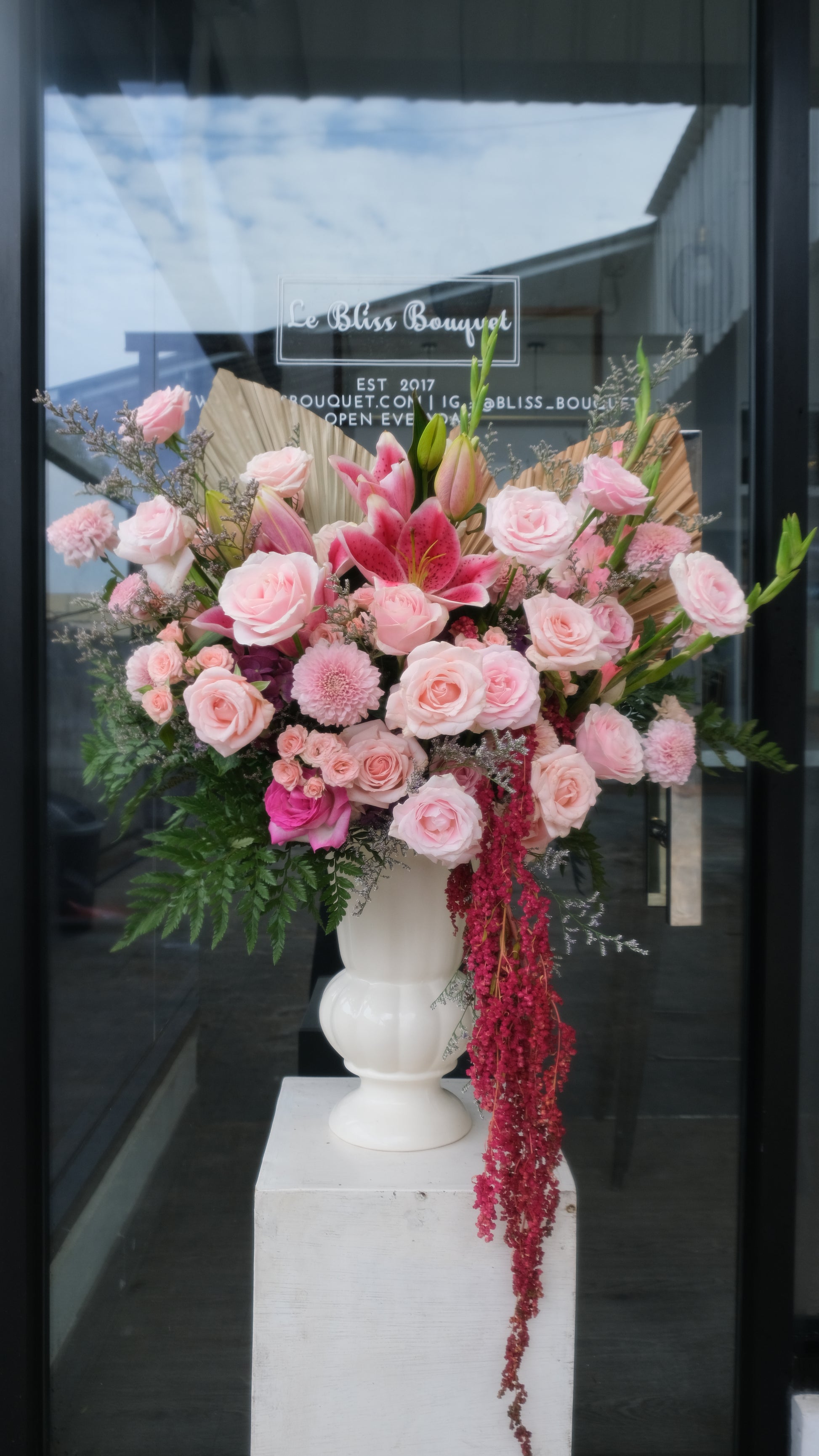 Grand Pink Vase Arrangement adalah pilihan sempurna bagi Anda yang ingin memberikan hadiah yang benar-benar berkesan. Rangkaian ini menggabungkan berbagai jenis bunga premium berwarna pink — seperti mawar, lily, carnation, dan eustoma — disusun artistik dalam vas kaca eksklusif. Hasilnya adalah rangkaian bunga mewah yang cocok untuk segala perayaan penting.

Kesan lembut dan elegan terpancar dari warna pink yang mendominasi, menjadikannya pilihan tepat untuk hadiah ulang tahun, perayaan kelahiran bayi perem
