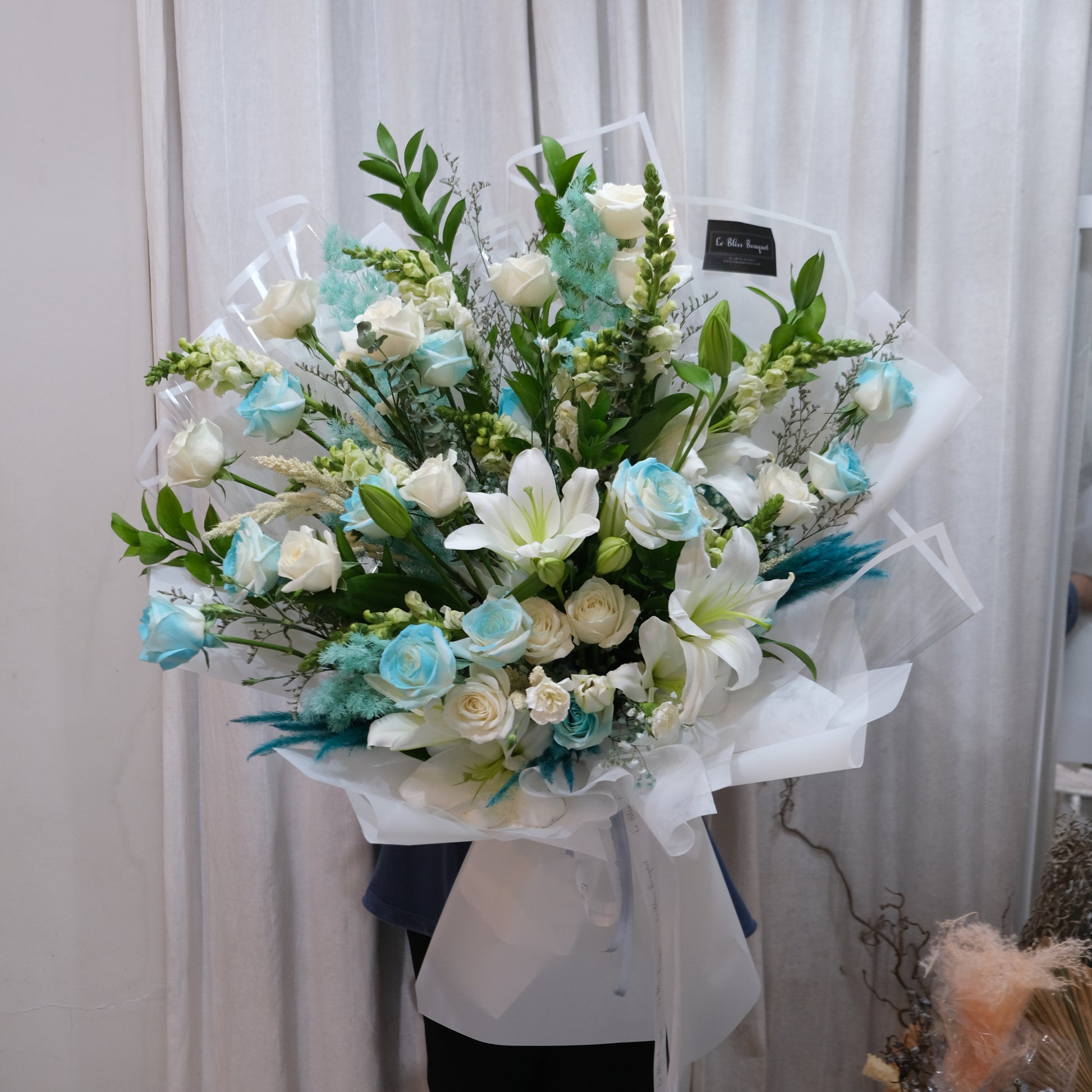 Blue White Extra Large Bouquet - Le Bliss Bouquet. Buket Bunga surabaya, jakarta, bogor, depok, tangerang, bekasi, cirebon