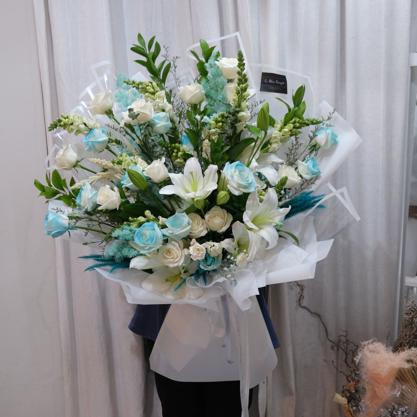 Blue White Extra Large Bouquet - Le Bliss Bouquet. Florist surabaya, jakarta, bogor, depok, tangerang, bekasi, cirebon