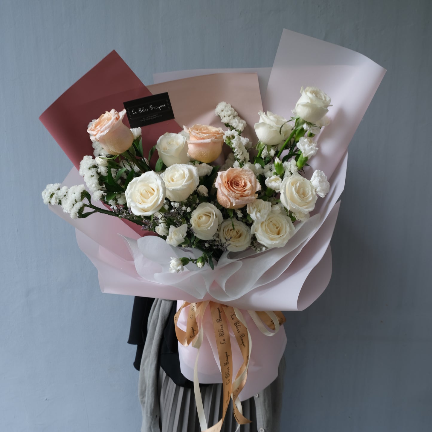 Buket mawar putih dan peach eksklusif – Shimmer Rose White Peach Bouquet Le Bliss untuk Jakarta, Surabaya, Bintaro, Tangerang, dan Cirebon